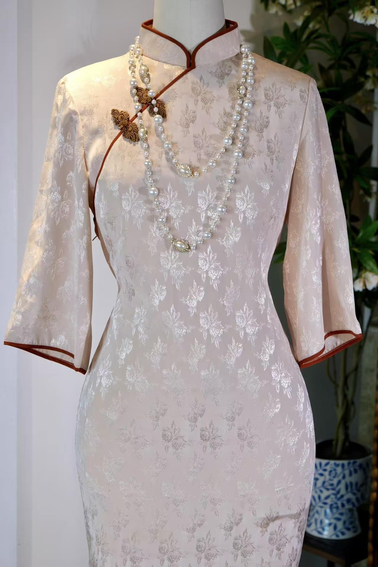 60年代 - 玫瑰提花缎：六十年代台湾的绮梦遗珠 | 1960s - Rose Jacquard Satin: A Lost Pearl of 1960s Taiwan Dreams