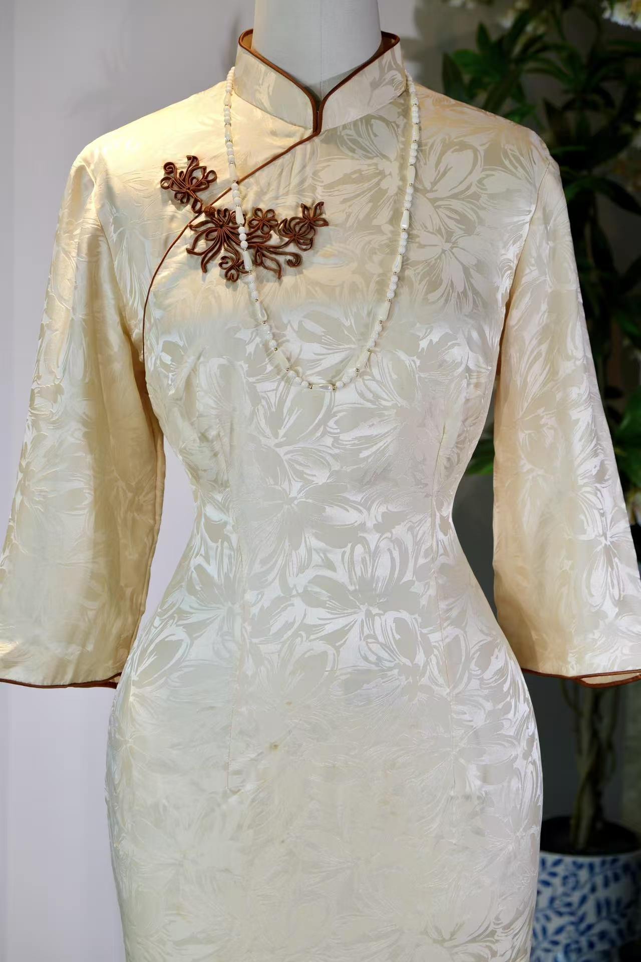 60年代 - 霜华凝露·六十年代台湾产提花芙蓉缎古董旗袍 | 1960s - Frost-Glazed Hibiscus: A 1960s Taiwan-Made Heavy Jacquard Satin Antique Qipao