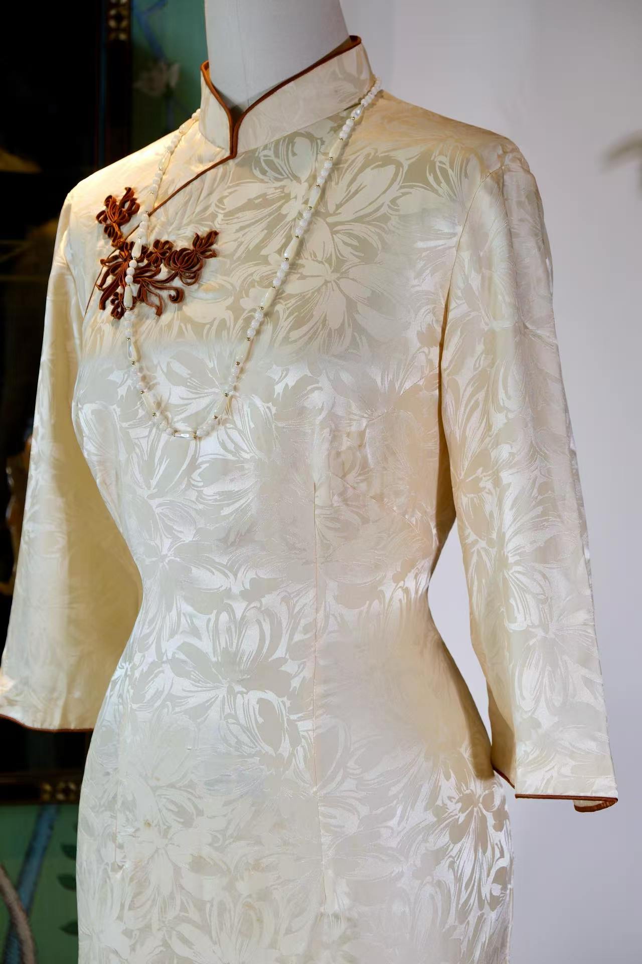 60年代 - 霜华凝露·六十年代台湾产提花芙蓉缎古董旗袍 | 1960s - Frost-Glazed Hibiscus: A 1960s Taiwan-Made Heavy Jacquard Satin Antique Qipao