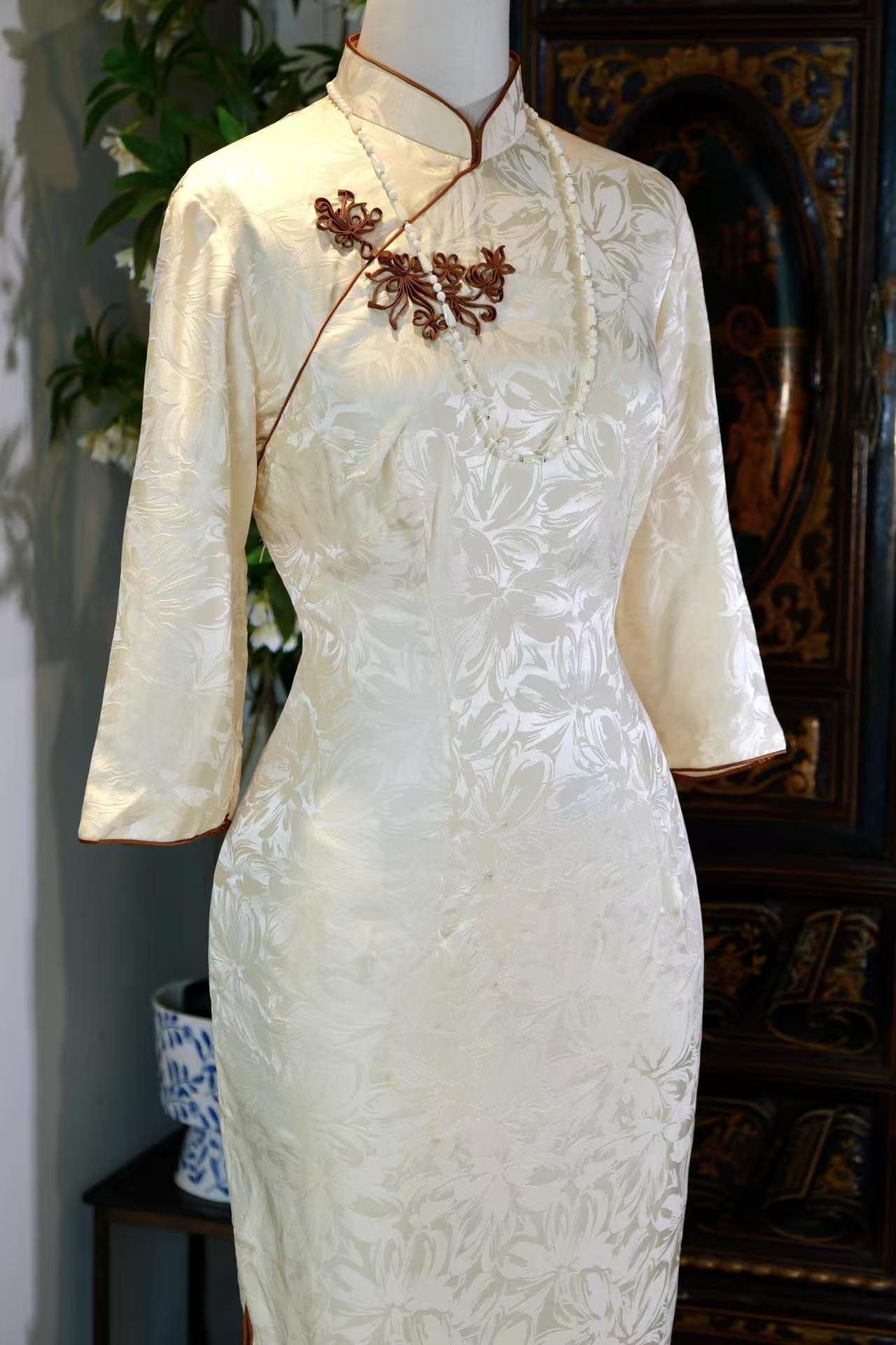 60年代 - 霜华凝露·六十年代台湾产提花芙蓉缎古董旗袍 | 1960s - Frost-Glazed Hibiscus: A 1960s Taiwan-Made Heavy Jacquard Satin Antique Qipao