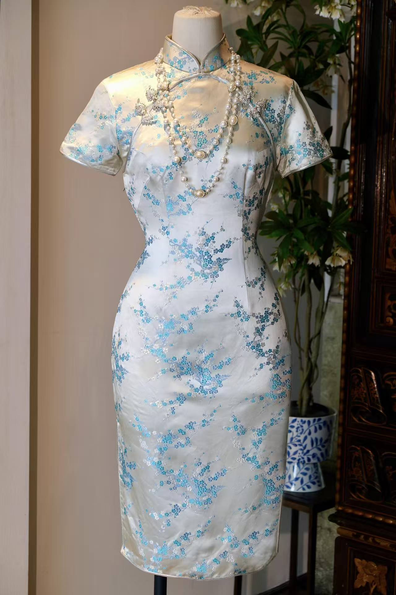 60年代 - 冰绡缀玉·六十年代台湾织锦缎旗袍 | 1960s - Frost-Chiffon and Pierced Jade: A 1960s Taiwan Brocade Qipao