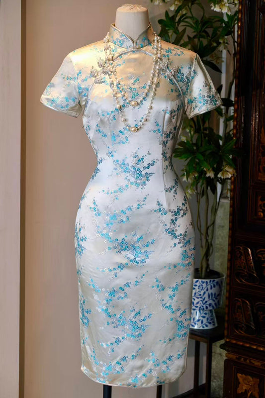 60年代 - 冰绡缀玉·六十年代台湾织锦缎旗袍 | 1960s - Frost-Chiffon and Pierced Jade: A 1960s Taiwan Brocade Qipao