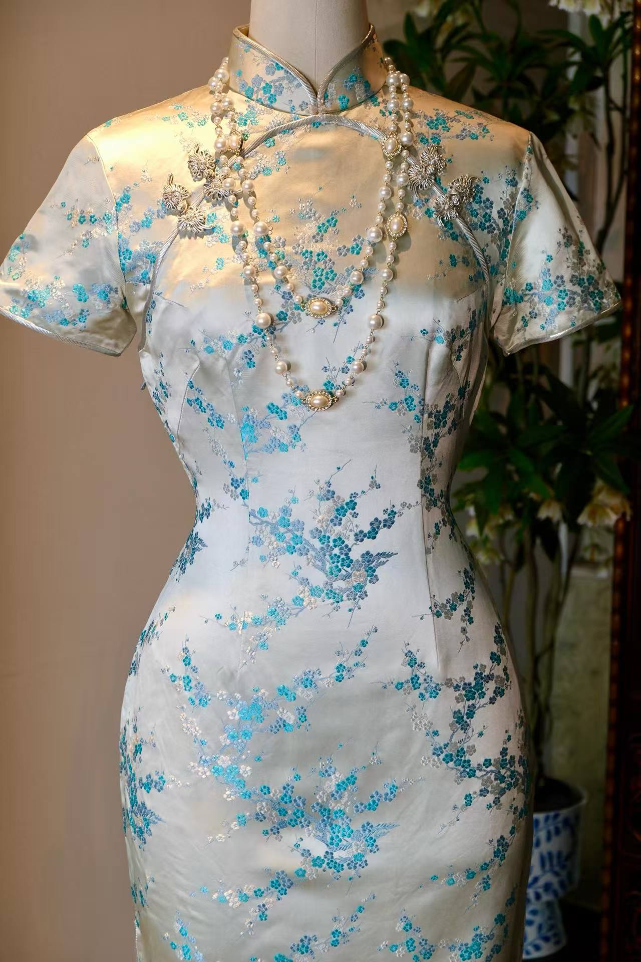 60年代 - 冰绡缀玉·六十年代台湾织锦缎旗袍 | 1960s - Frost-Chiffon and Pierced Jade: A 1960s Taiwan Brocade Qipao