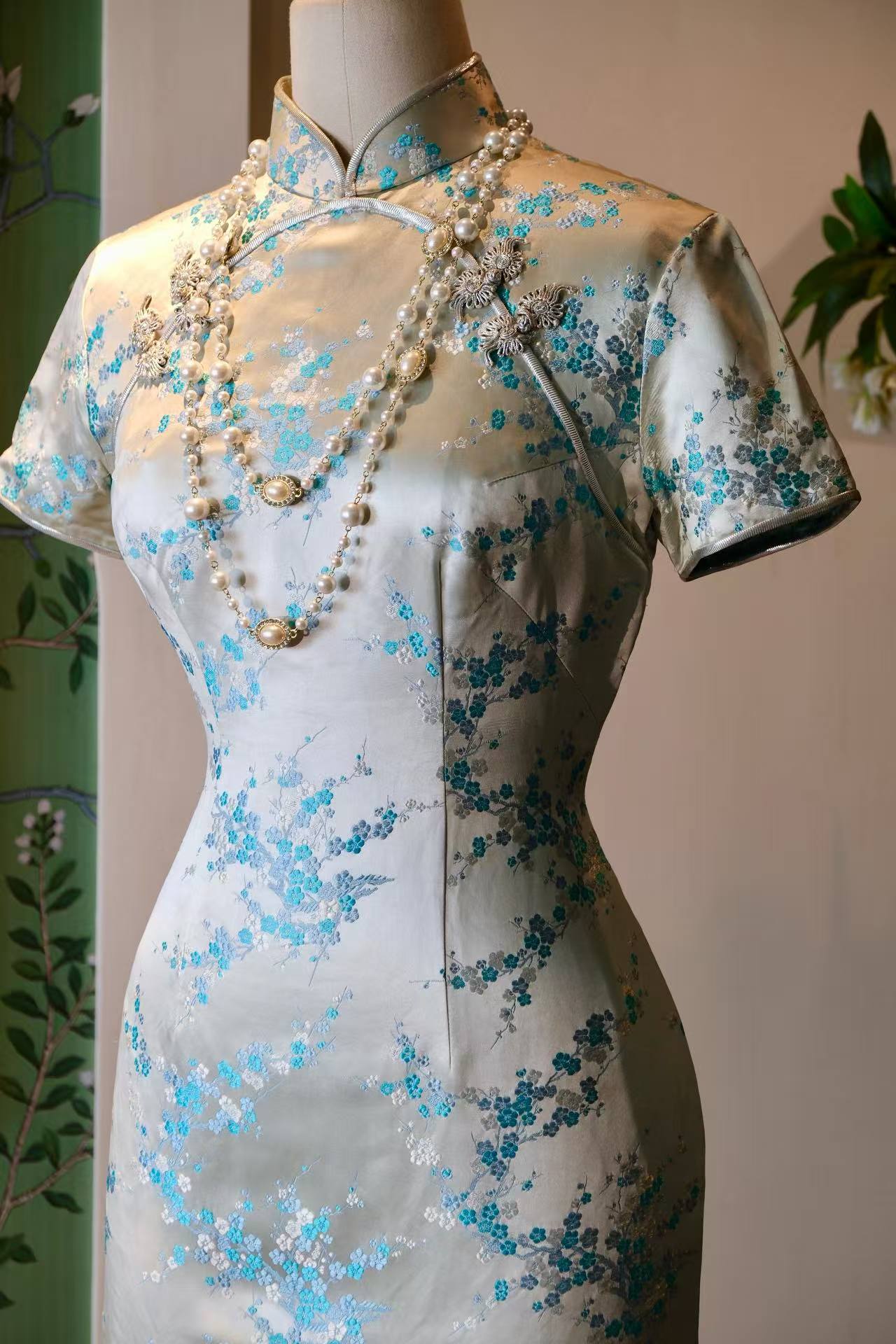 60年代 - 冰绡缀玉·六十年代台湾织锦缎旗袍 | 1960s - Frost-Chiffon and Pierced Jade: A 1960s Taiwan Brocade Qipao