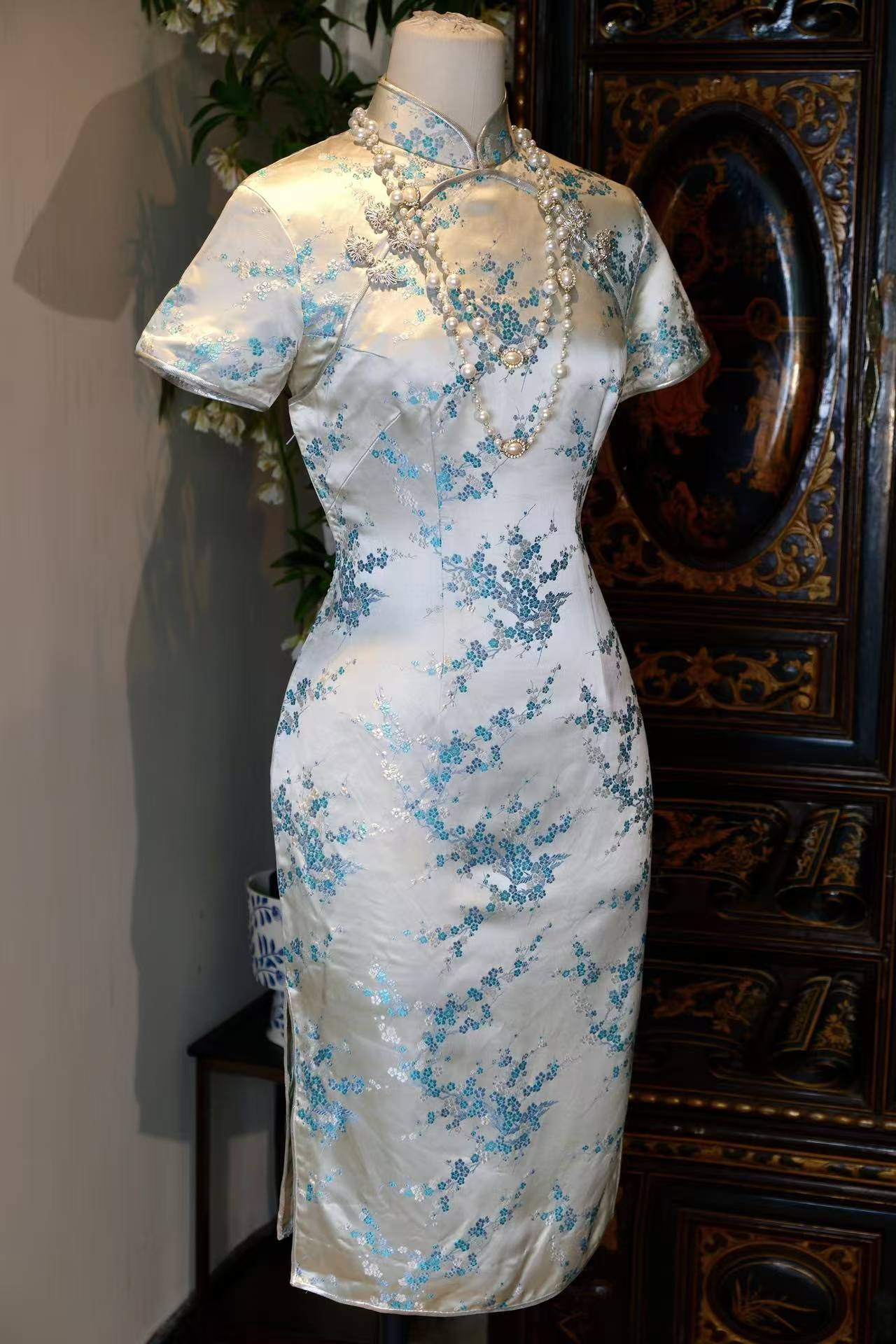60年代 - 冰绡缀玉·六十年代台湾织锦缎旗袍 | 1960s - Frost-Chiffon and Pierced Jade: A 1960s Taiwan Brocade Qipao