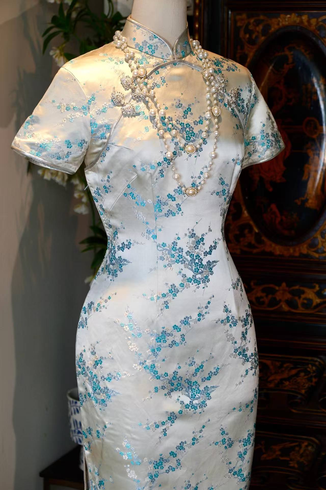 60年代 - 冰绡缀玉·六十年代台湾织锦缎旗袍 | 1960s - Frost-Chiffon and Pierced Jade: A 1960s Taiwan Brocade Qipao