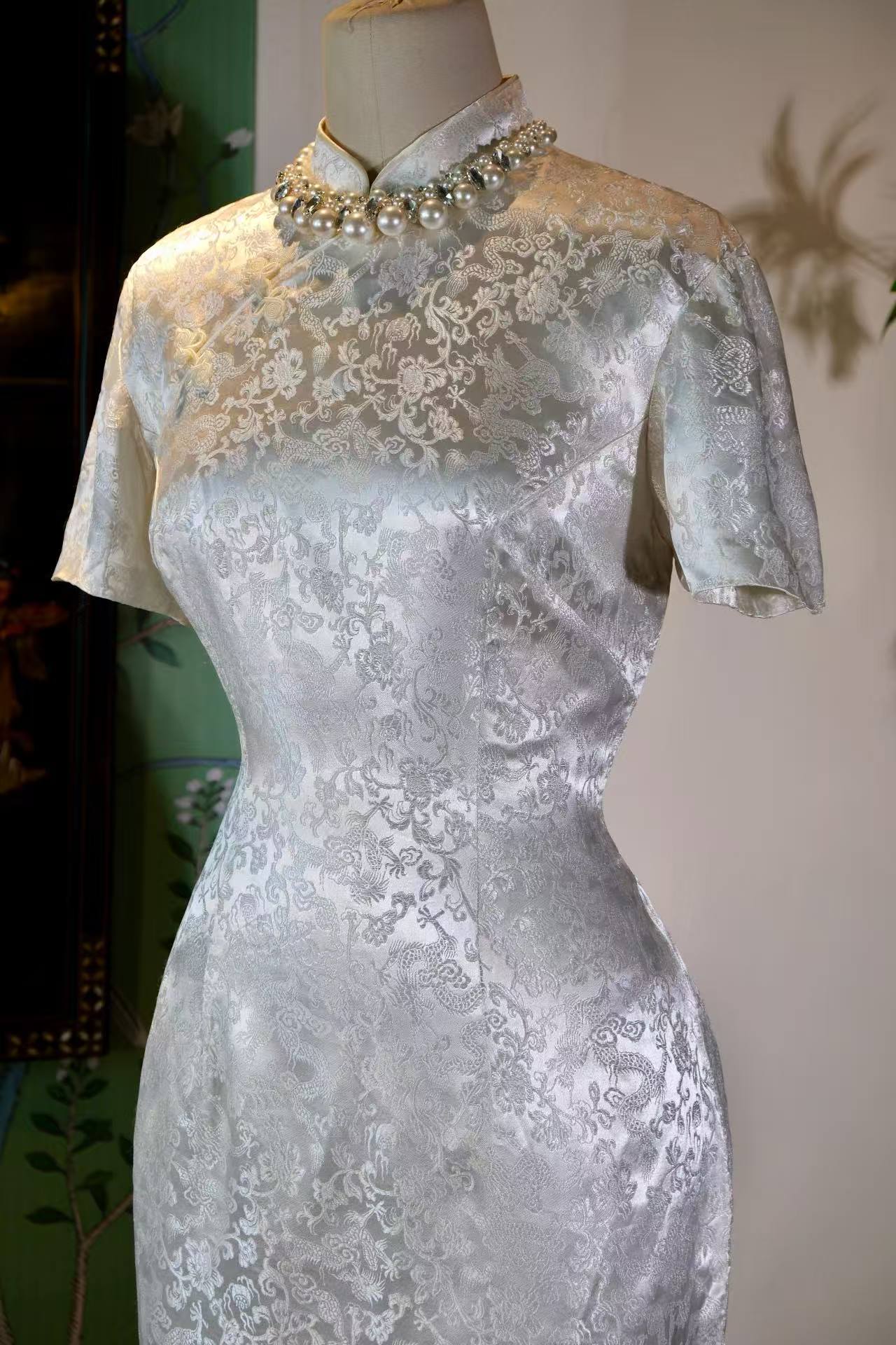 60年代 - 云锦裁衣，龙纹织梦——六十年代台湾织锦缎古董旗袍 | 1960s - Woven Dreams of Dragon and Cloud: A 1960s Taiwan Brocade Antique Qipao
