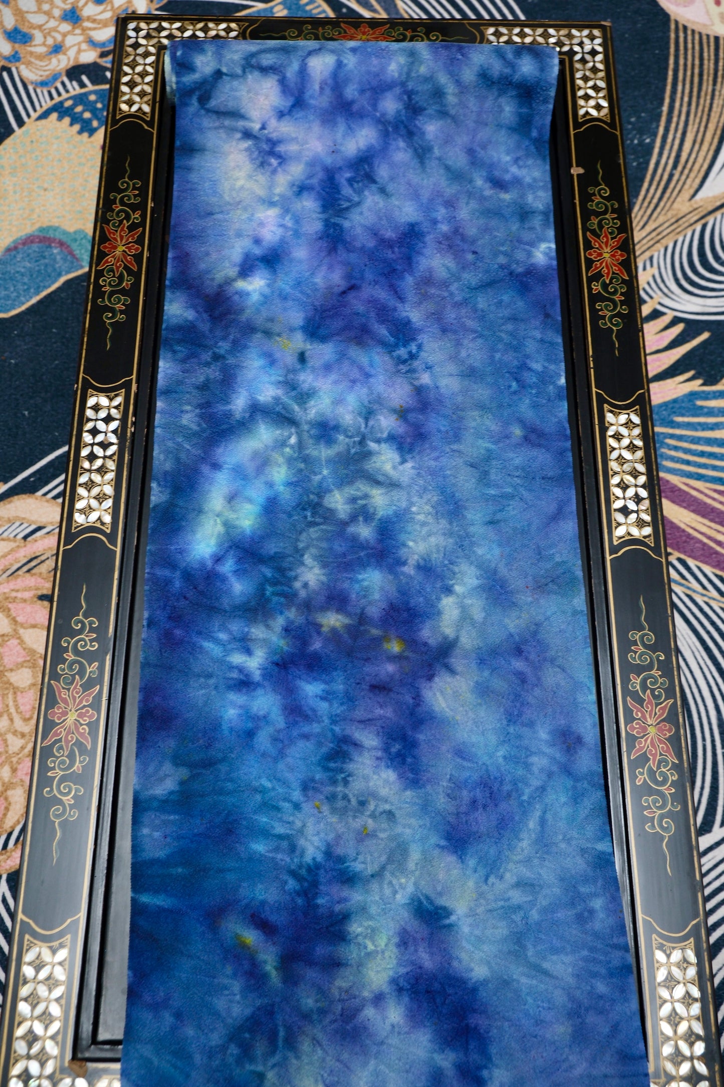 星海逐光系列 · “璨夜明眸” 意象：深邃幽蓝交织璀璨流金艺术星云晕染真丝面料 | Starry Ocean Chase Series - "Radiant Cosmic Night" Imagery: Deep Ocean Blue & Shimmering Liquid Gold Nebula Tie-Dye Silk Fabric