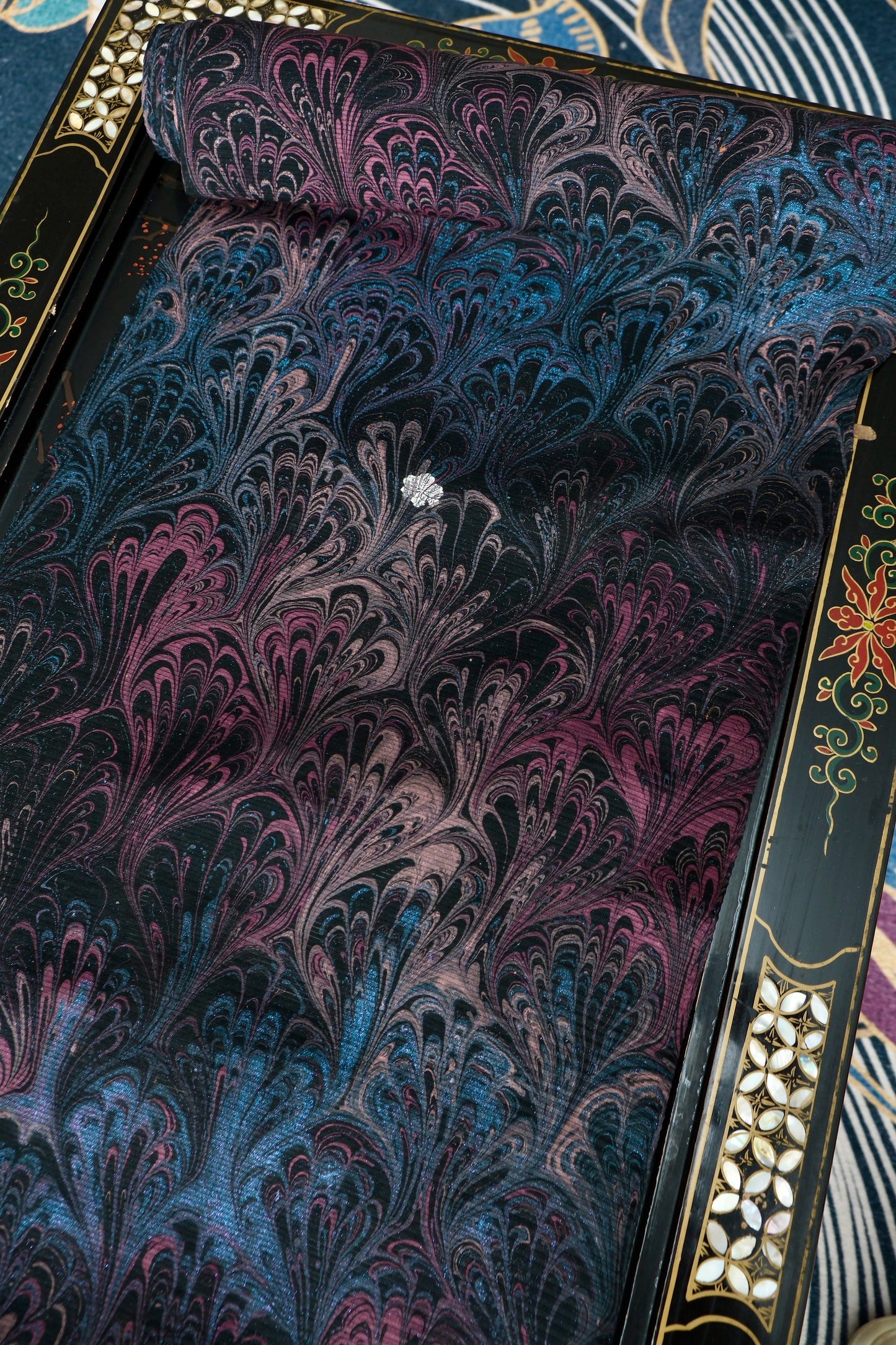 曜羽星澜 · “繁花盛景”：玄黑底衬交织流光翡翠绿、迷迭紫与金粉微芒大理石羽流艺术真丝面料 | Emperor's Plume - "The Blooming Tides": Shimmering Emerald, Mystic Violet, and Gilded Stardust Fluid Marbling Waves on Deep Charcoal Art Silk Fabric