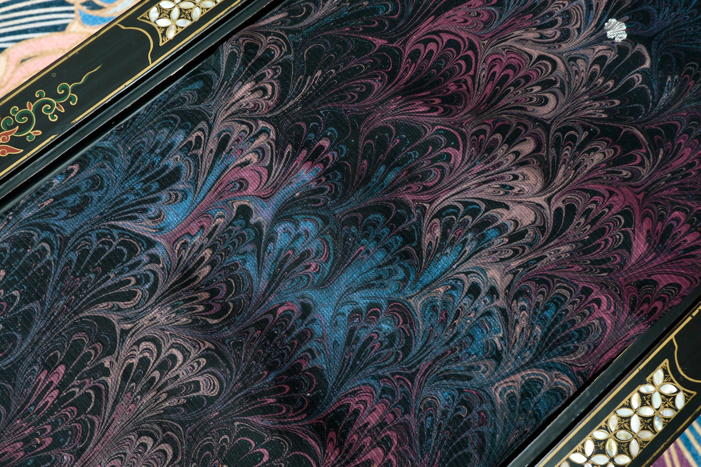 曜羽星澜 · “繁花盛景”：玄黑底衬交织流光翡翠绿、迷迭紫与金粉微芒大理石羽流艺术真丝面料 | Emperor's Plume - "The Blooming Tides": Shimmering Emerald, Mystic Violet, and Gilded Stardust Fluid Marbling Waves on Deep Charcoal Art Silk Fabric