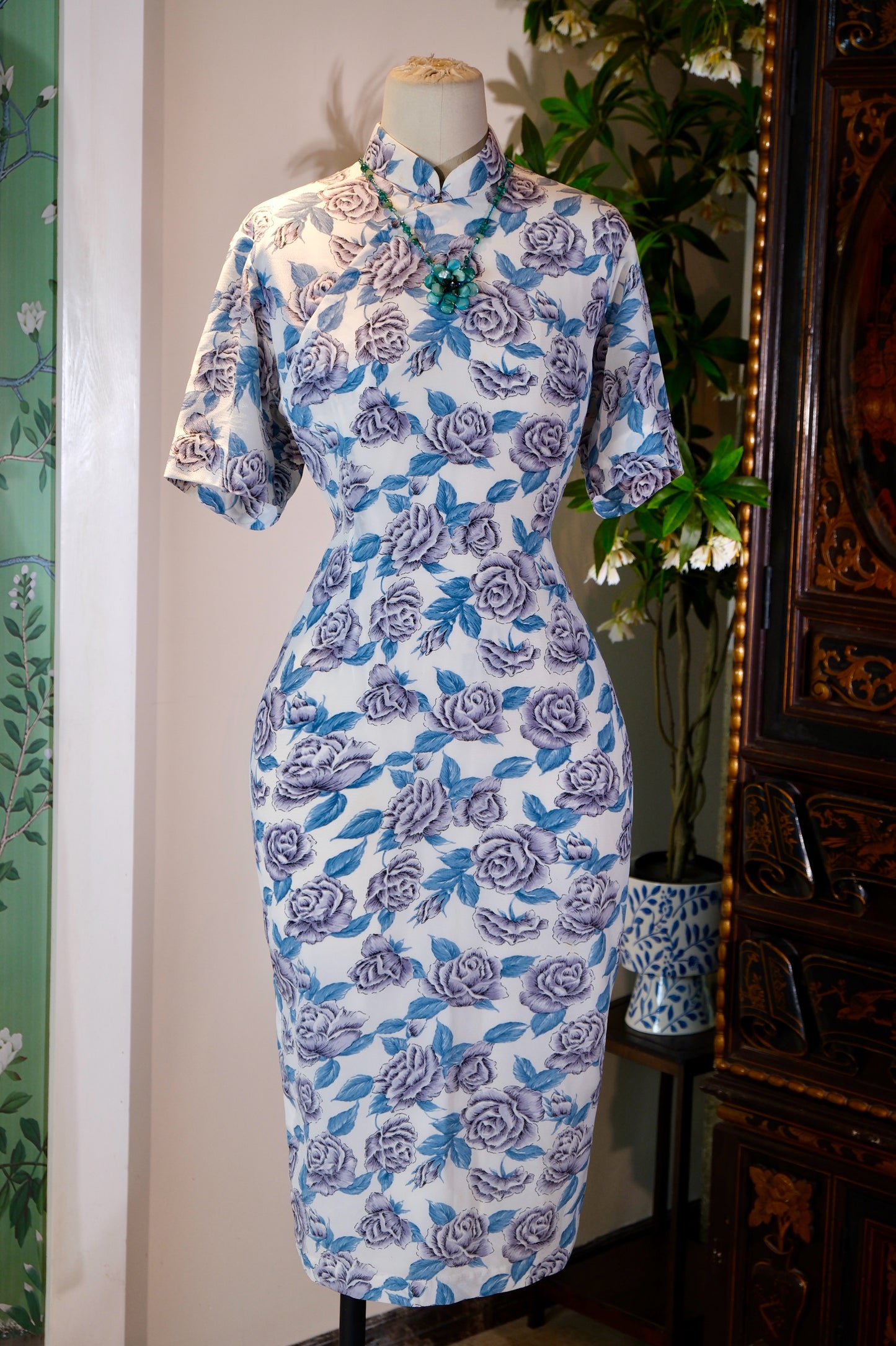 1960年代台湾制玫瑰印花古董旗袍文案 | Visions of Roses in the Far East: A 1960s Taiwanese Printed Antique Qipao