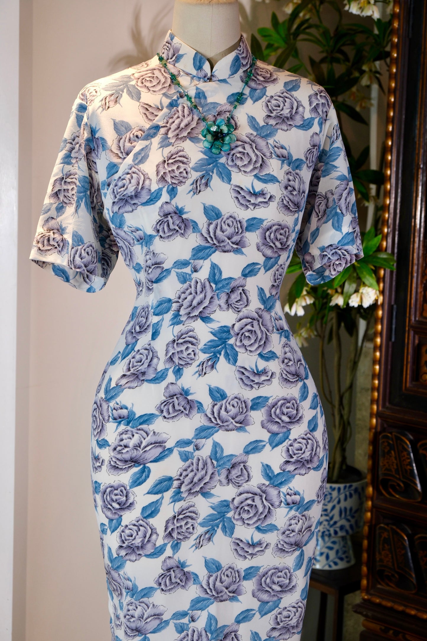 1960年代台湾制玫瑰印花古董旗袍文案 | Visions of Roses in the Far East: A 1960s Taiwanese Printed Antique Qipao