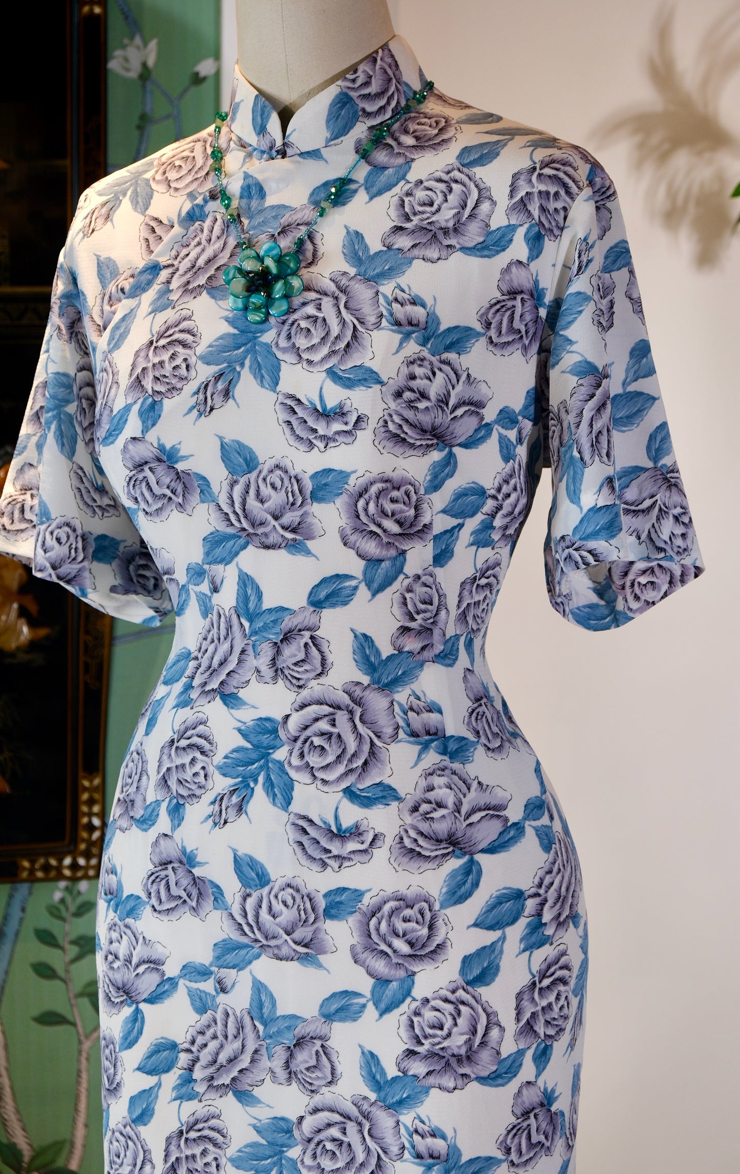 1960年代台湾制玫瑰印花古董旗袍文案 | Visions of Roses in the Far East: A 1960s Taiwanese Printed Antique Qipao