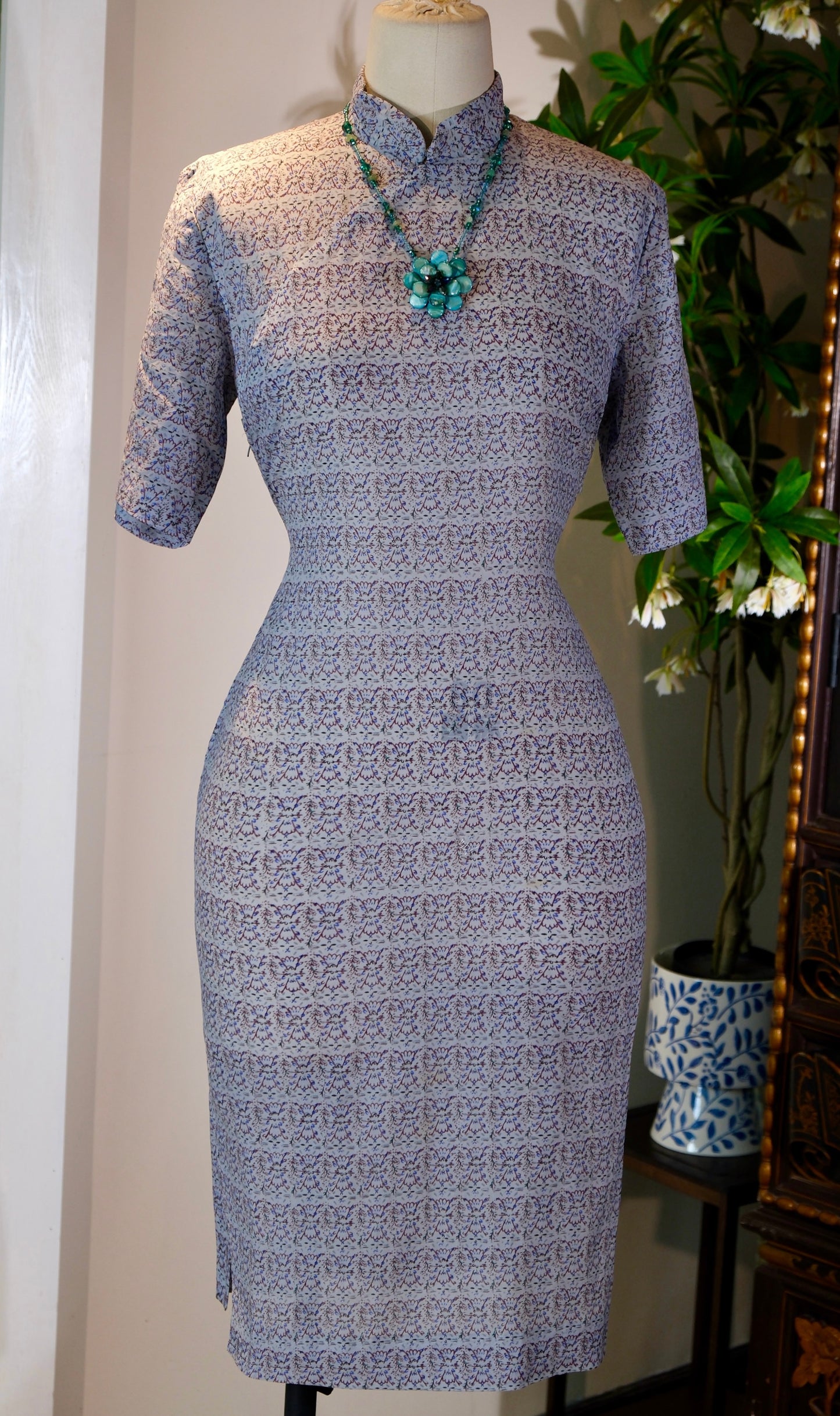 上世纪六十年代几何抽象印花台湾产古董旗袍 | Abstract Geometry Across the Strait: A 1960s Taiwanese Geometric Jacquard Antique Qipao