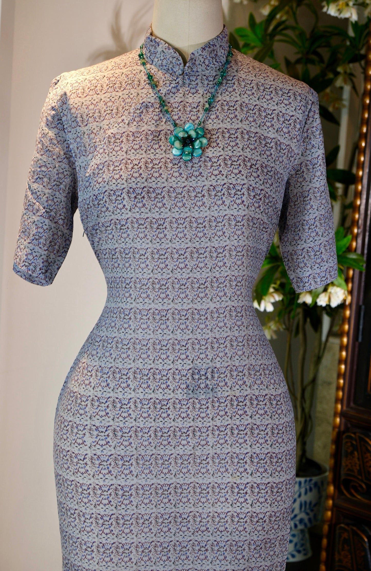 上世纪六十年代几何抽象印花台湾产古董旗袍 | Abstract Geometry Across the Strait: A 1960s Taiwanese Geometric Jacquard Antique Qipao