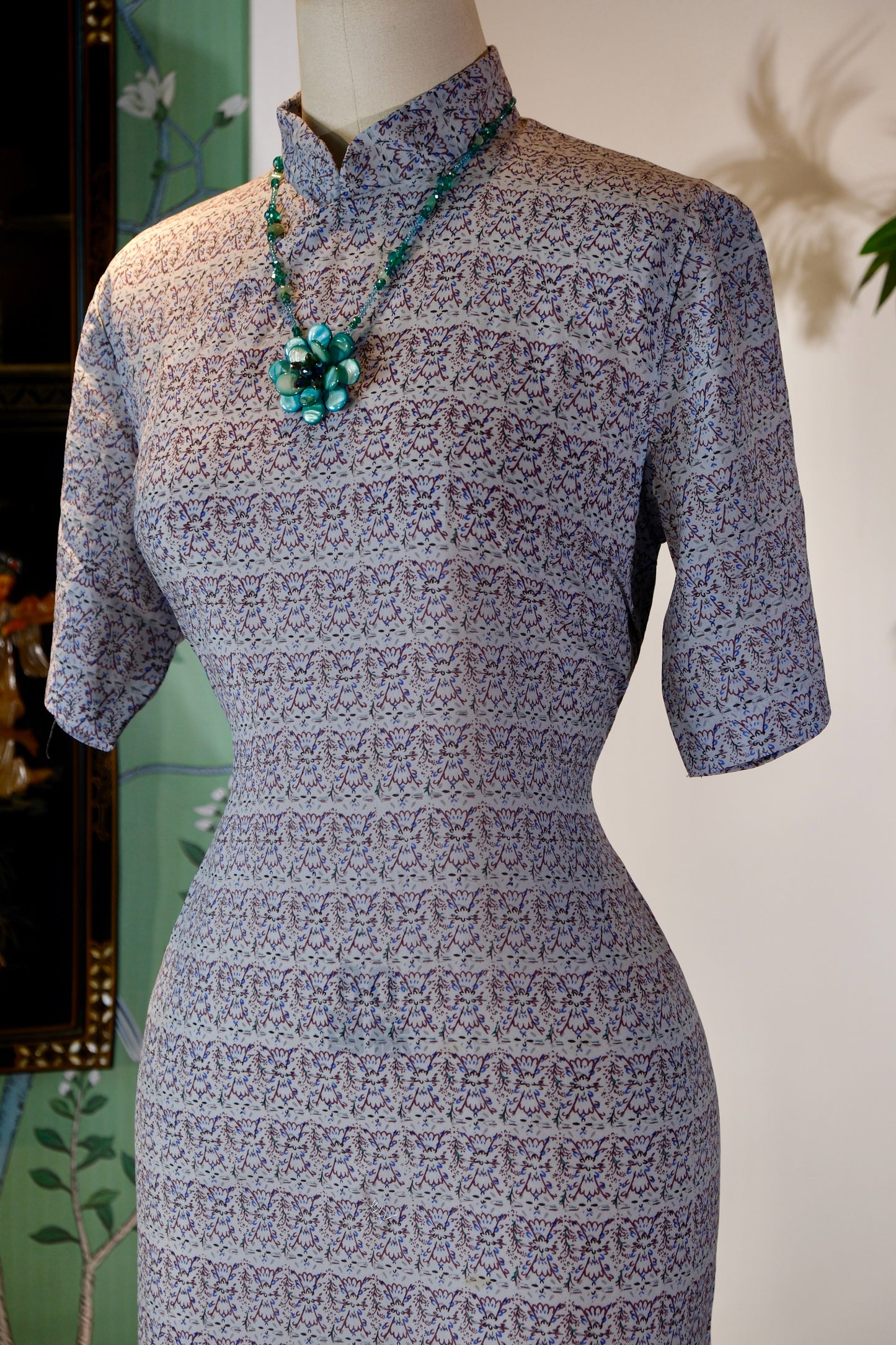 上世纪六十年代几何抽象印花台湾产古董旗袍 | Abstract Geometry Across the Strait: A 1960s Taiwanese Geometric Jacquard Antique Qipao