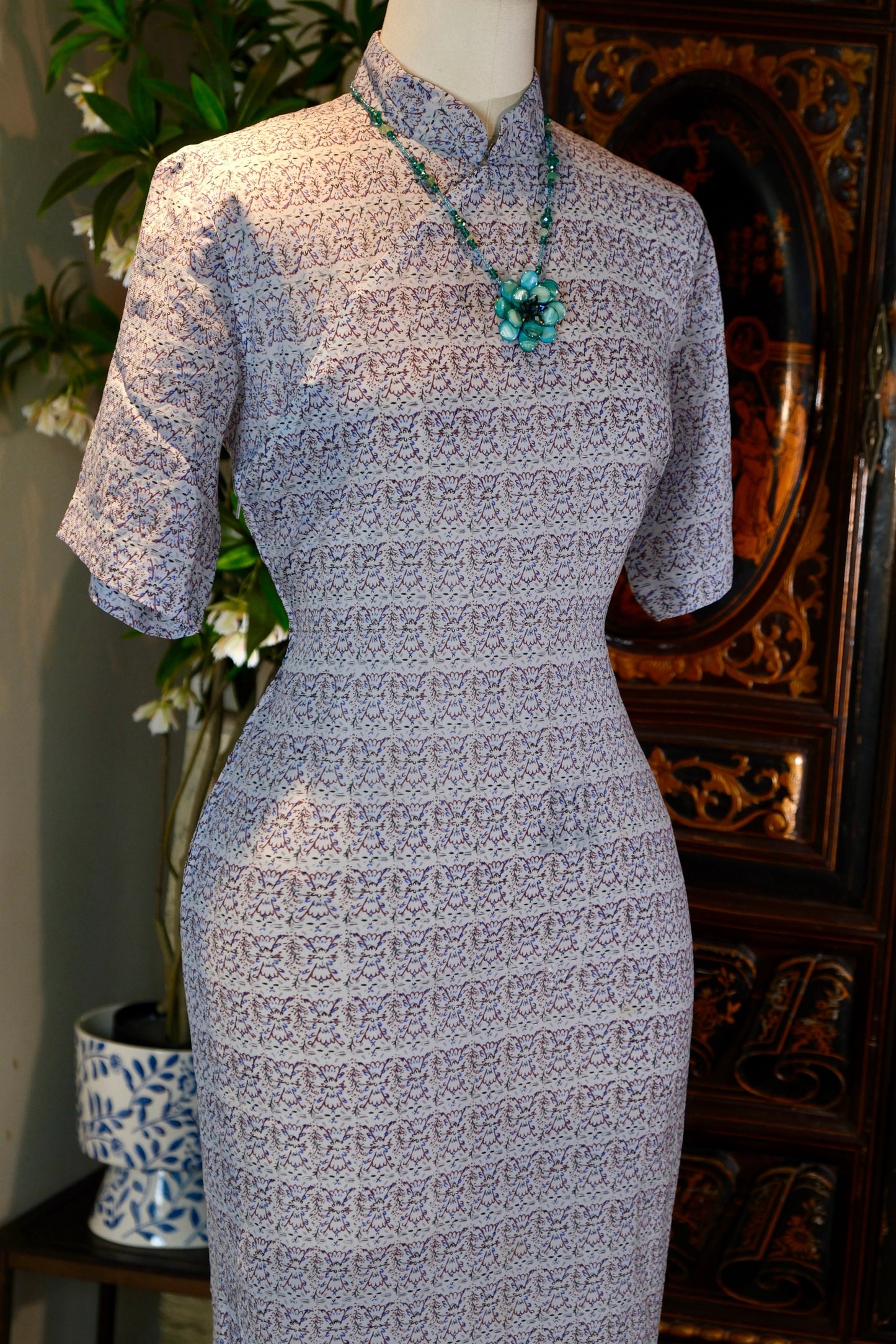 上世纪六十年代几何抽象印花台湾产古董旗袍 | Abstract Geometry Across the Strait: A 1960s Taiwanese Geometric Jacquard Antique Qipao