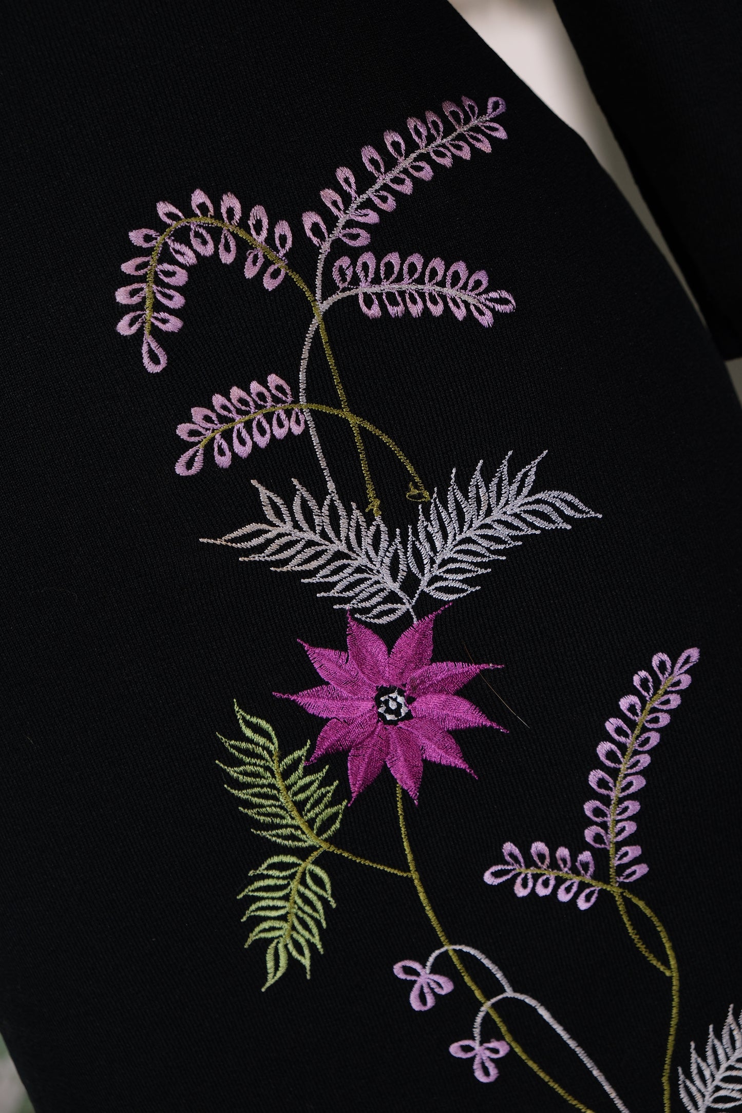 墨夜繁花：九十年代港产针织刺绣旗袍的雅韵流芳 | Midnight Flora: The Resplendent Echoes of a 1990s Hong Kong-Made Embroidered Wool Knit Qipao