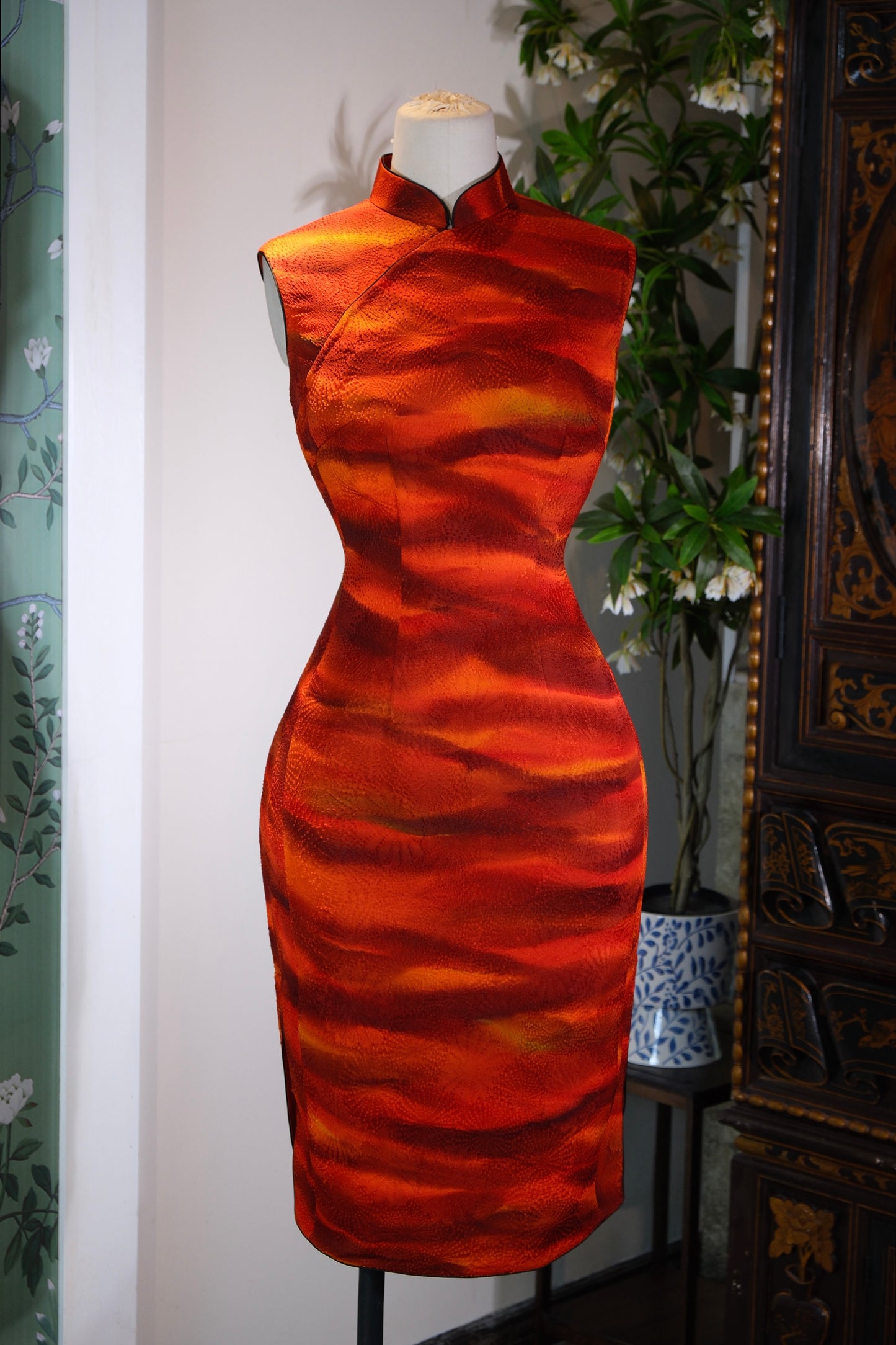 溯源定制·港工正绢旗袍 | Suyuan Bespoke: The Sovereign Radiance of a Hong Kong-Tailored Japanese Shōken Qipao
