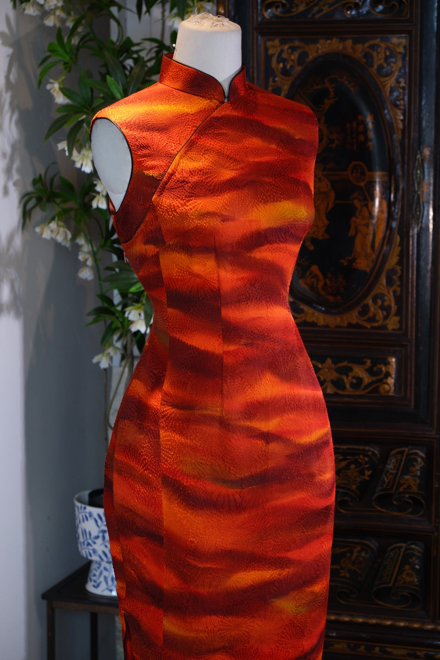溯源定制·港工正绢旗袍 | Suyuan Bespoke: The Sovereign Radiance of a Hong Kong-Tailored Japanese Shōken Qipao