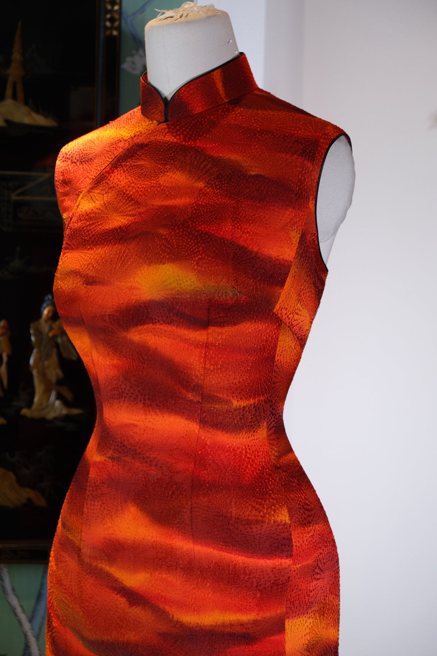 溯源定制·港工正绢旗袍 | Suyuan Bespoke: The Sovereign Radiance of a Hong Kong-Tailored Japanese Shōken Qipao