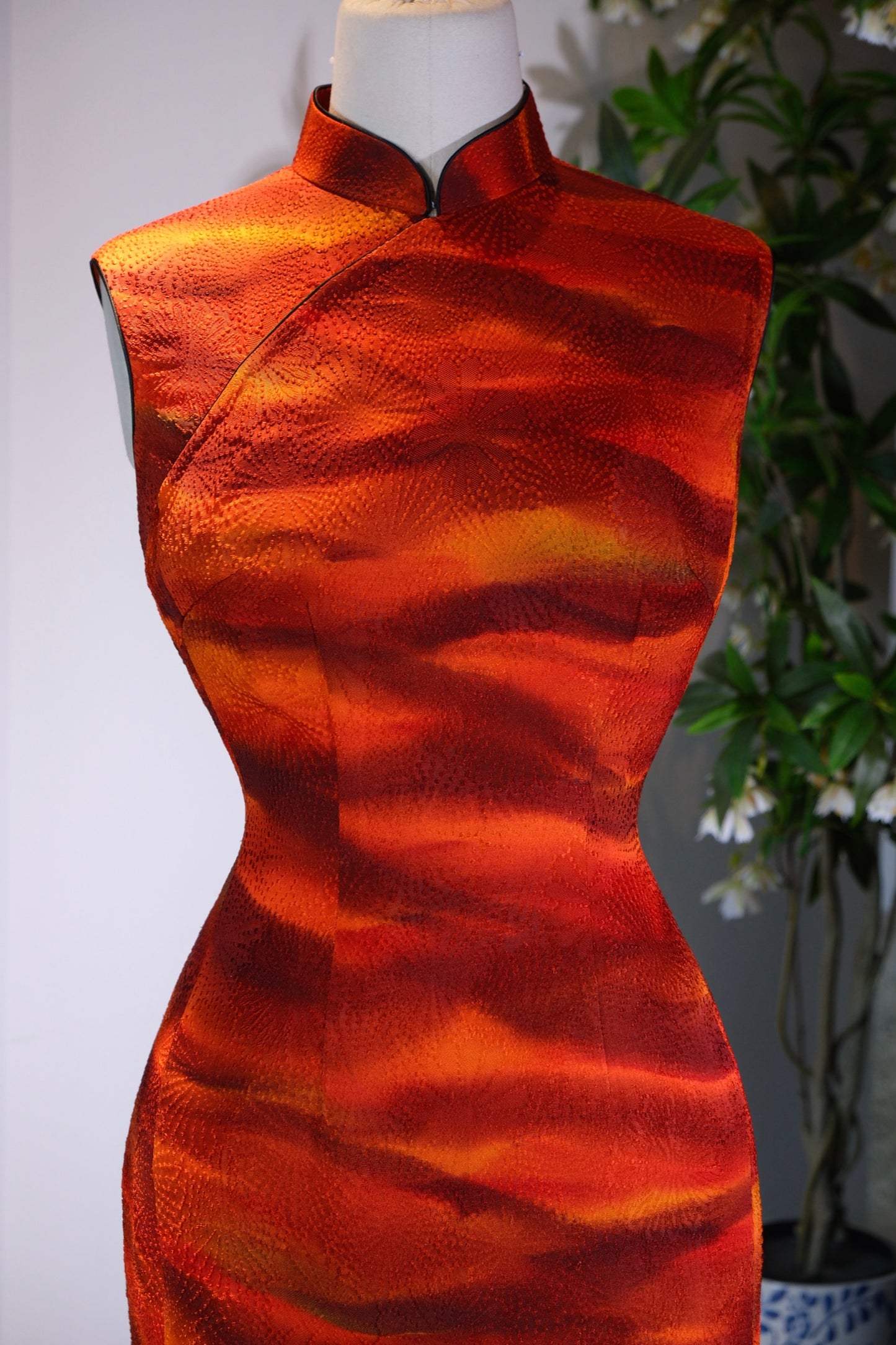 溯源定制·港工正绢旗袍 | Suyuan Bespoke: The Sovereign Radiance of a Hong Kong-Tailored Japanese Shōken Qipao