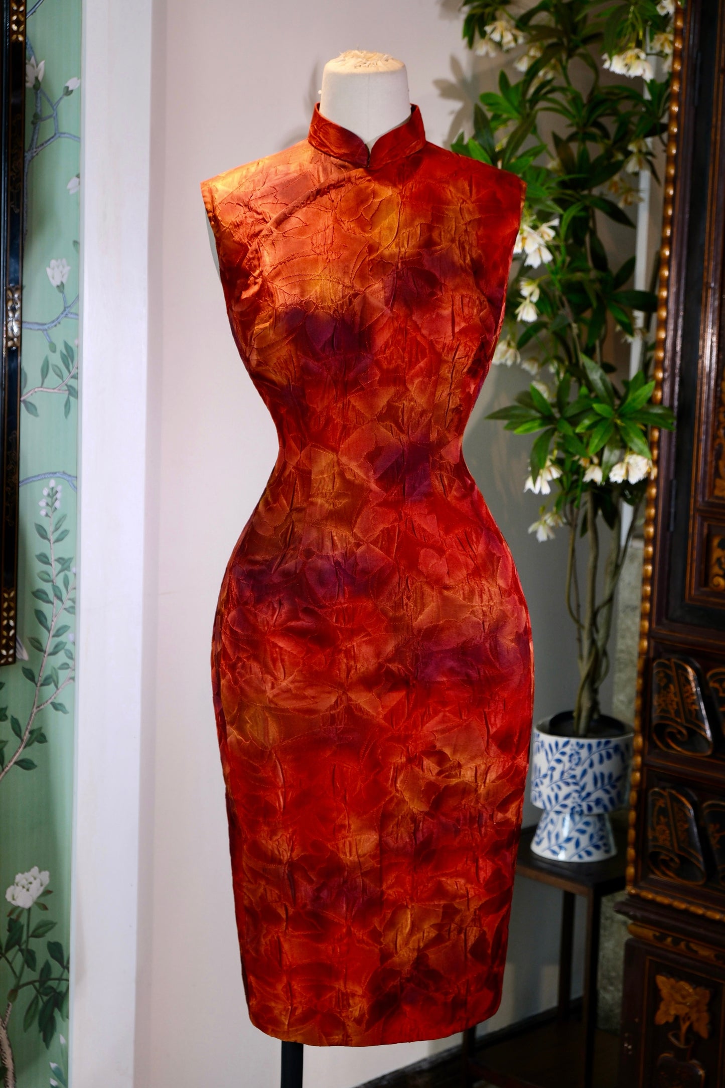 溯源高定·正绢暮色旗袍 | Suyuan Haute Couture: The Chiaroscuro of Twilight—An Archival Japanese Shōken Qipao