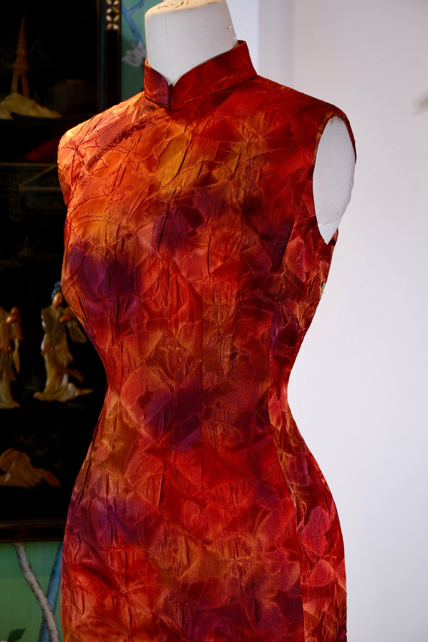 溯源高定·正绢暮色旗袍 | Suyuan Haute Couture: The Chiaroscuro of Twilight—An Archival Japanese Shōken Qipao