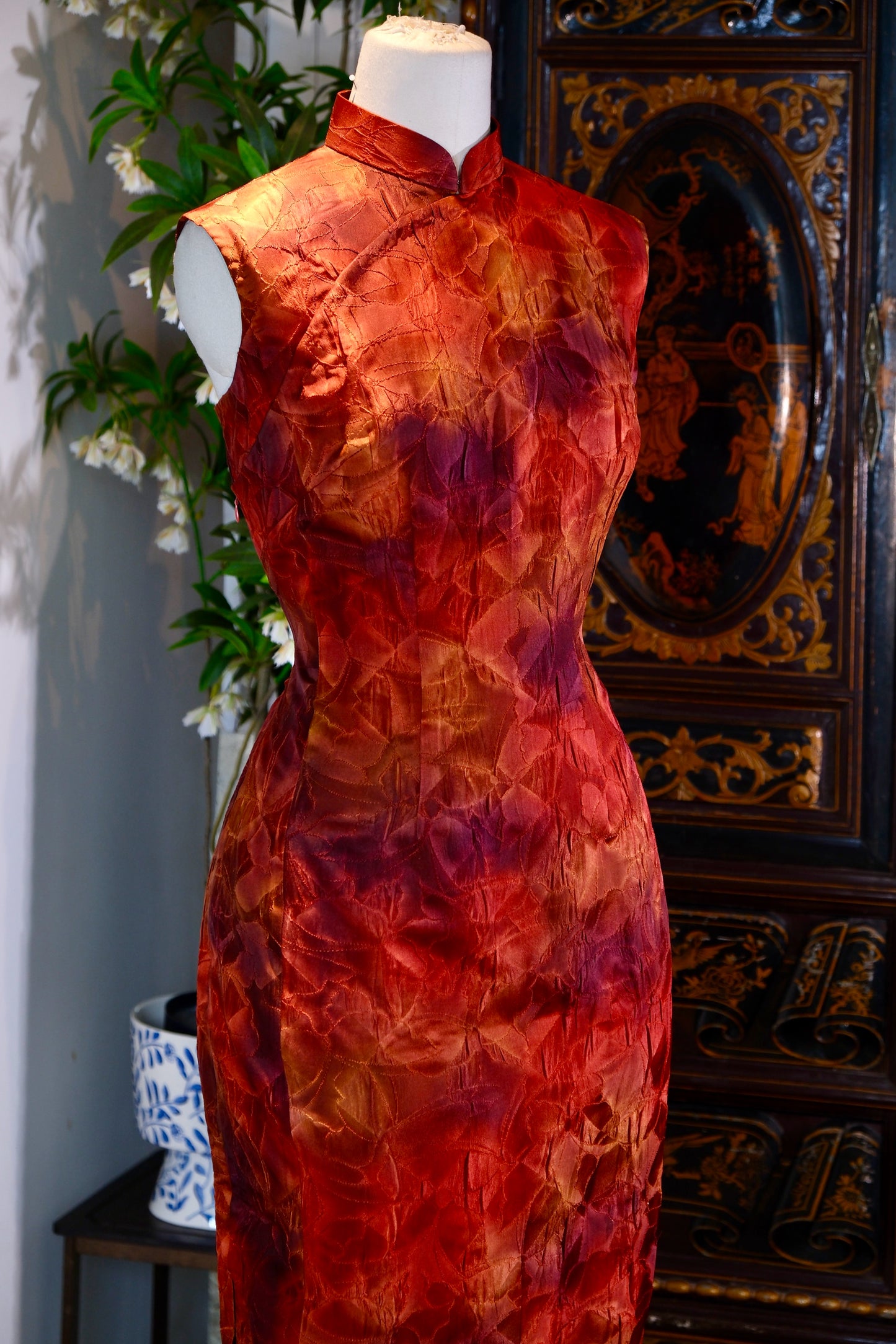 溯源高定·正绢暮色旗袍 | Suyuan Haute Couture: The Chiaroscuro of Twilight—An Archival Japanese Shōken Qipao