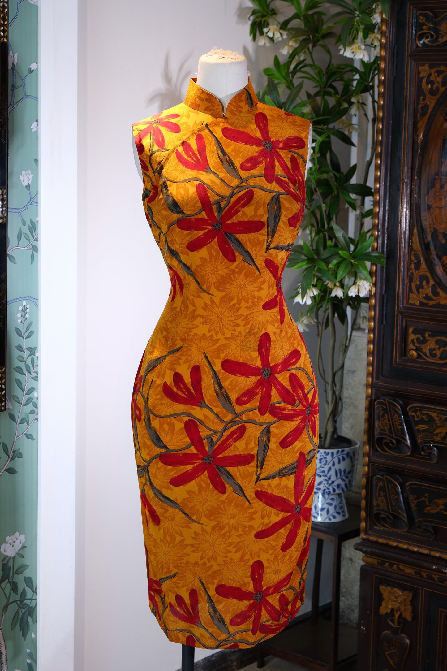 溯源高定·古布繁花旗袍 | Suyuan Haute Couture: The Archival Splendor—A 1960s/1990s Hong Kong Deadstock Silk "Wild Blossom" Qipao