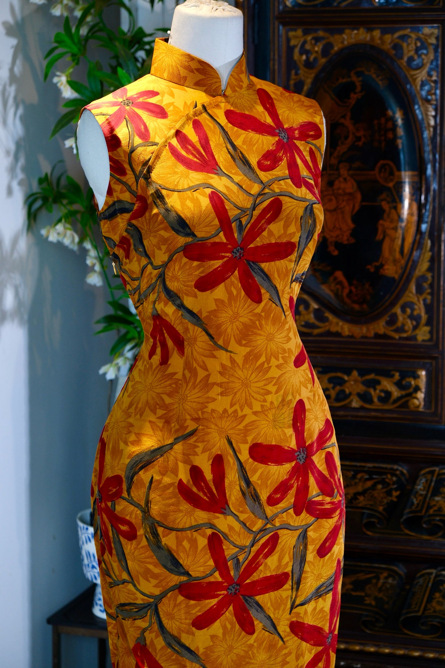 溯源高定·古布繁花旗袍 | Suyuan Haute Couture: The Archival Splendor—A 1960s/1990s Hong Kong Deadstock Silk "Wild Blossom" Qipao