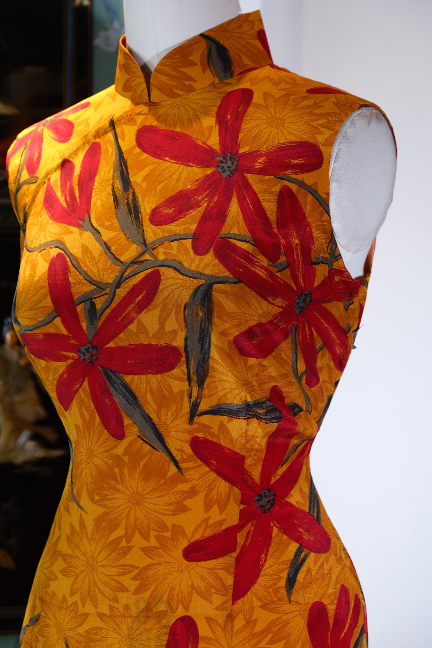 溯源高定·古布繁花旗袍 | Suyuan Haute Couture: The Archival Splendor—A 1960s/1990s Hong Kong Deadstock Silk "Wild Blossom" Qipao