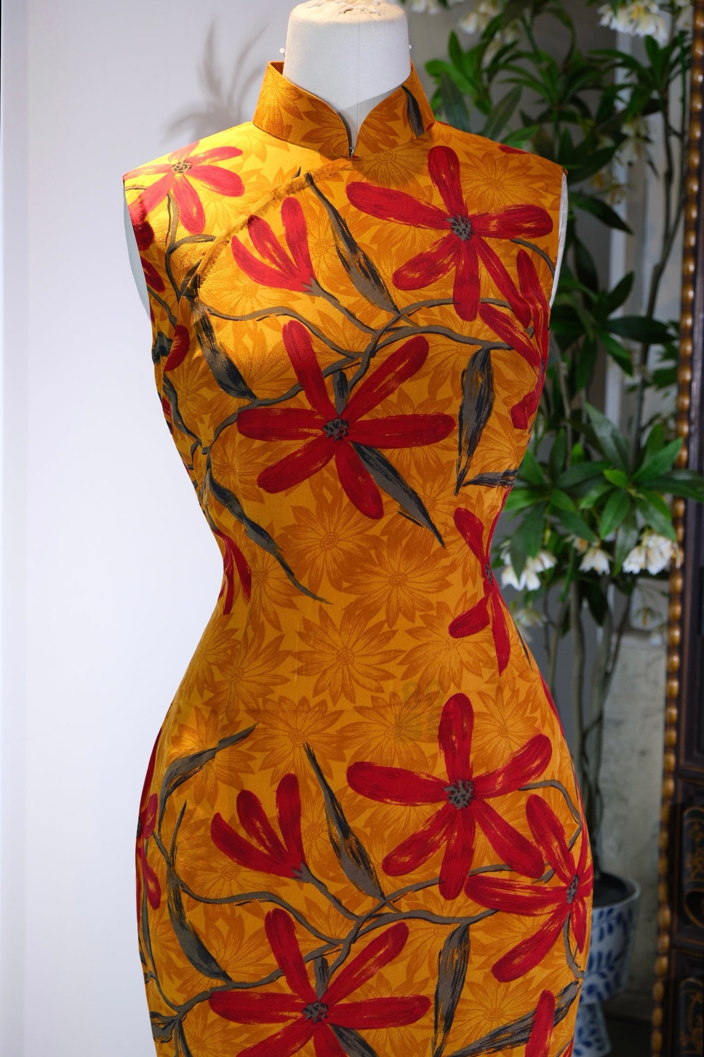 溯源高定·古布繁花旗袍 | Suyuan Haute Couture: The Archival Splendor—A 1960s/1990s Hong Kong Deadstock Silk "Wild Blossom" Qipao