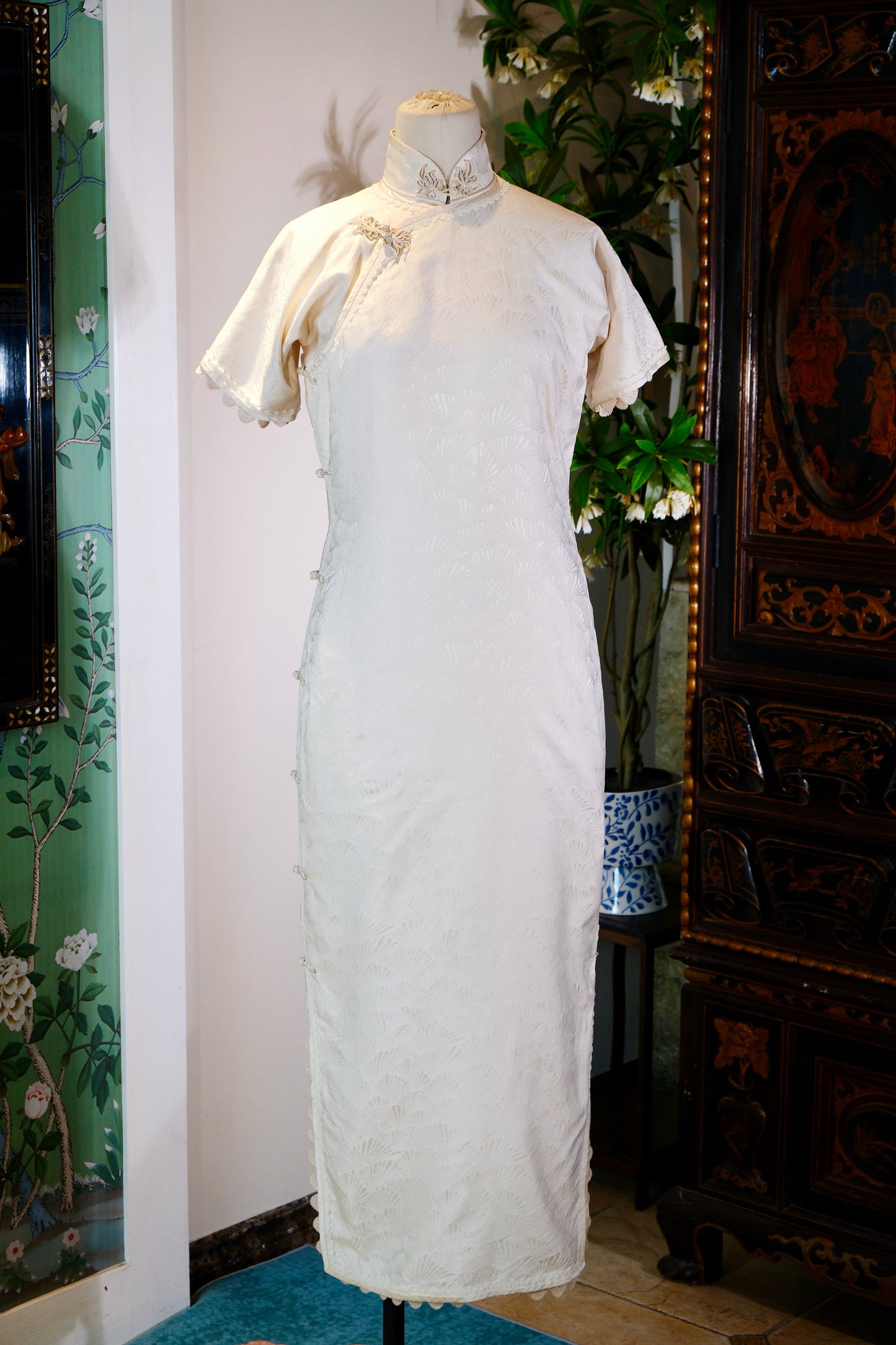 溯源·真丝旗袍样衣 | 一袭白衣，织就东方风骨 | Suyuan Archive: The Bone of Winter Jade—A Bespoke Pure Silk Jacquard Sample Qipao