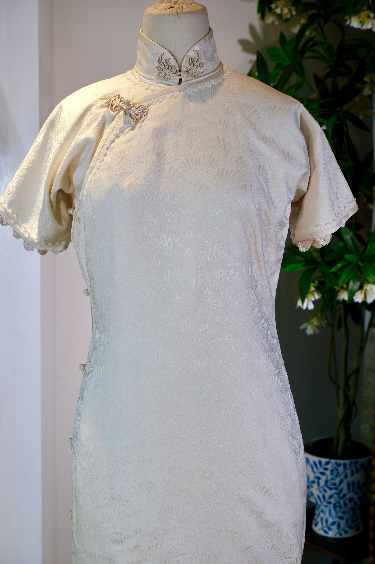 溯源·真丝旗袍样衣 | 一袭白衣，织就东方风骨 | Suyuan Archive: The Bone of Winter Jade—A Bespoke Pure Silk Jacquard Sample Qipao