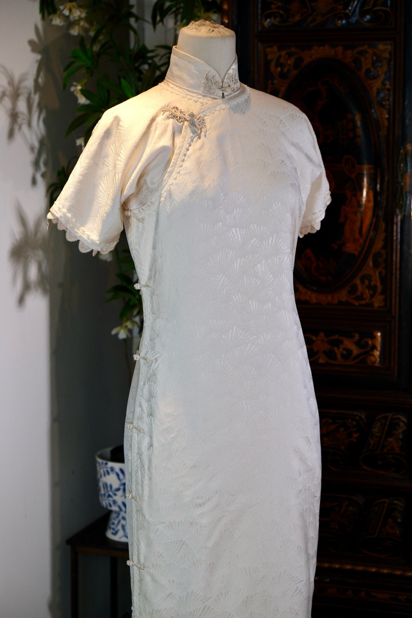 溯源·真丝旗袍样衣 | 一袭白衣，织就东方风骨 | Suyuan Archive: The Bone of Winter Jade—A Bespoke Pure Silk Jacquard Sample Qipao