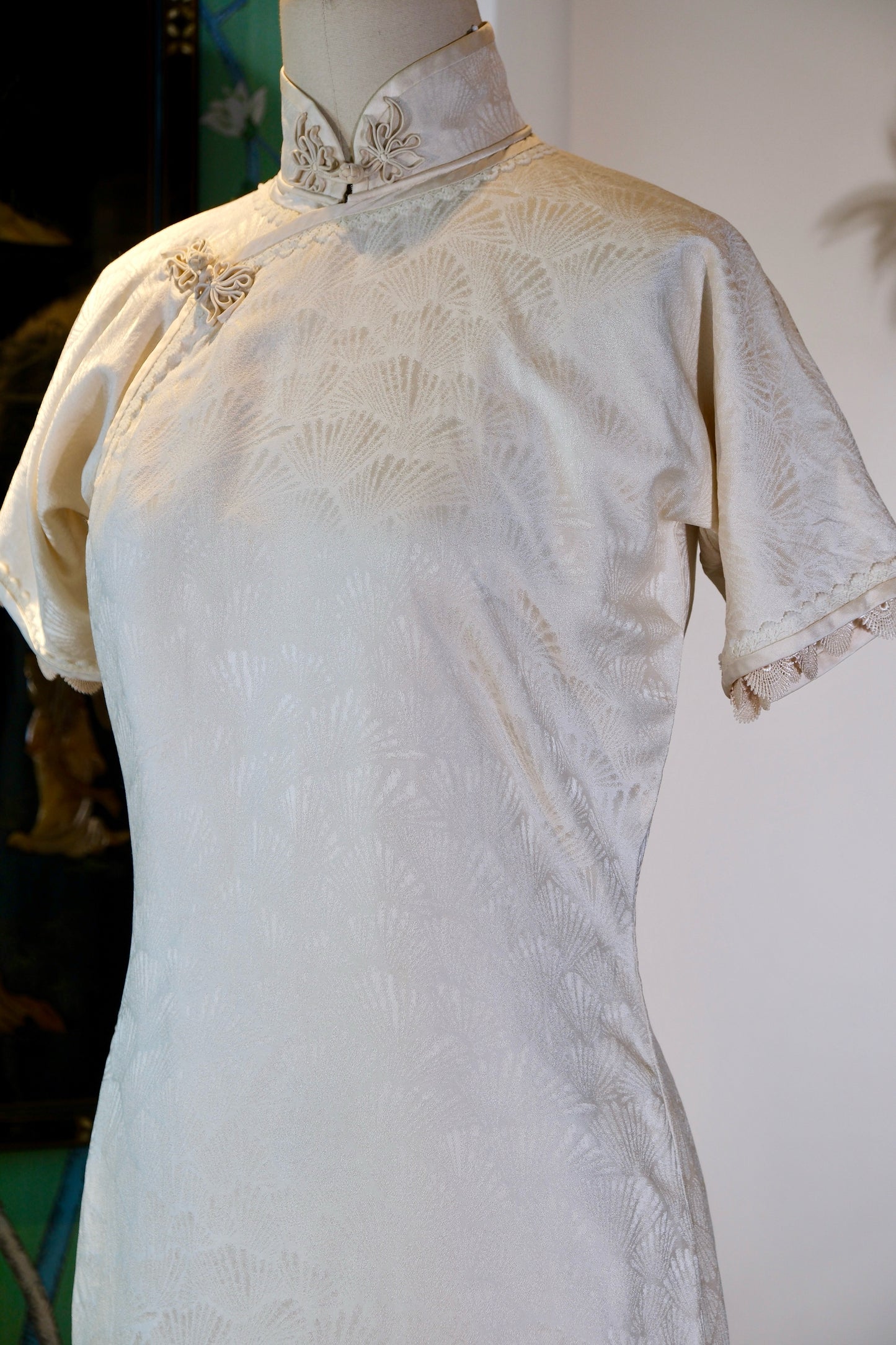 溯源·真丝旗袍样衣 | 一袭白衣，织就东方风骨 | Suyuan Archive: The Bone of Winter Jade—A Bespoke Pure Silk Jacquard Sample Qipao