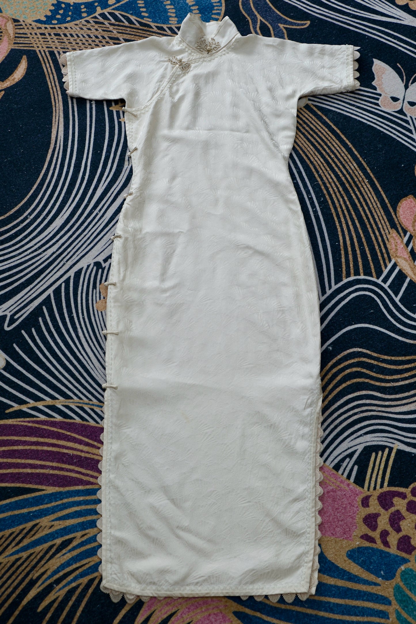 溯源·真丝旗袍样衣 | 一袭白衣，织就东方风骨 | Suyuan Archive: The Bone of Winter Jade—A Bespoke Pure Silk Jacquard Sample Qipao