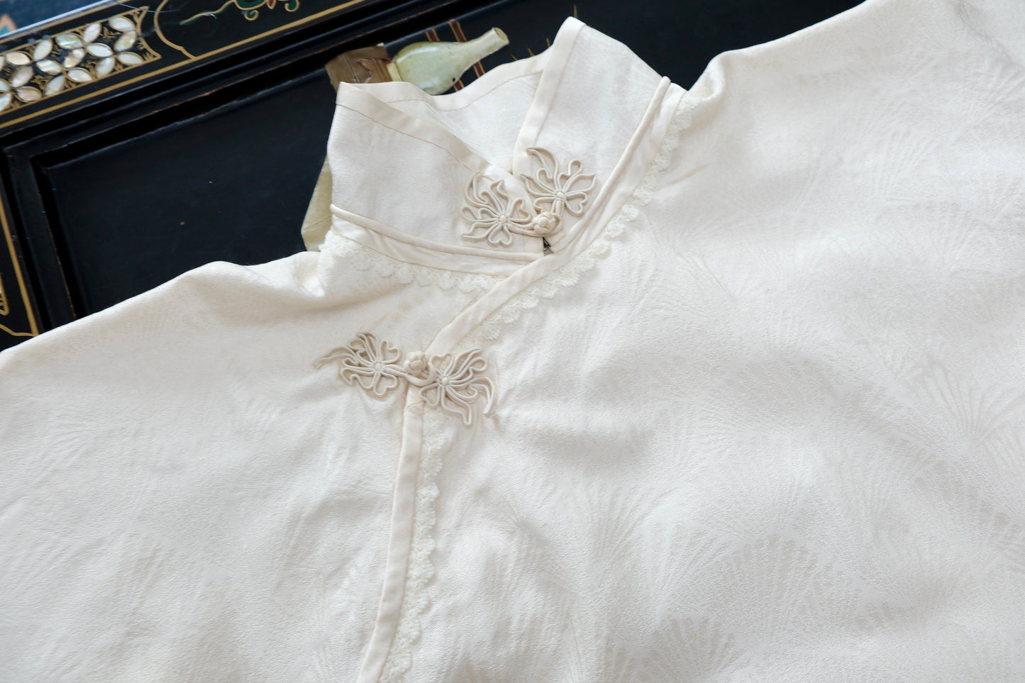 溯源·真丝旗袍样衣 | 一袭白衣，织就东方风骨 | Suyuan Archive: The Bone of Winter Jade—A Bespoke Pure Silk Jacquard Sample Qipao
