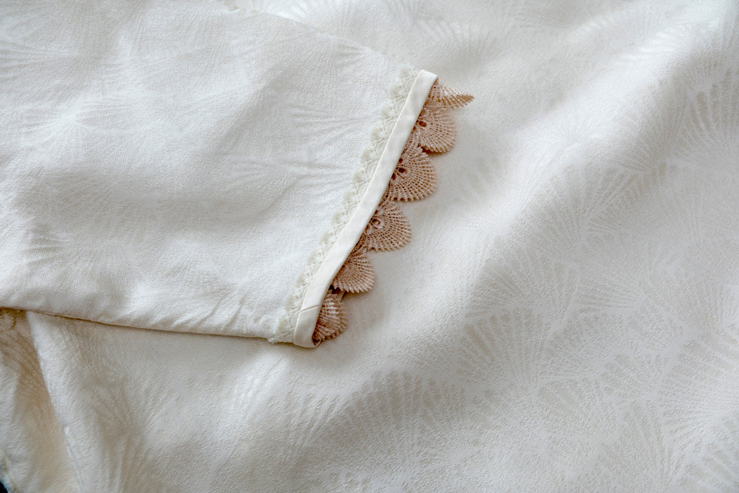 溯源·真丝旗袍样衣 | 一袭白衣，织就东方风骨 | Suyuan Archive: The Bone of Winter Jade—A Bespoke Pure Silk Jacquard Sample Qipao