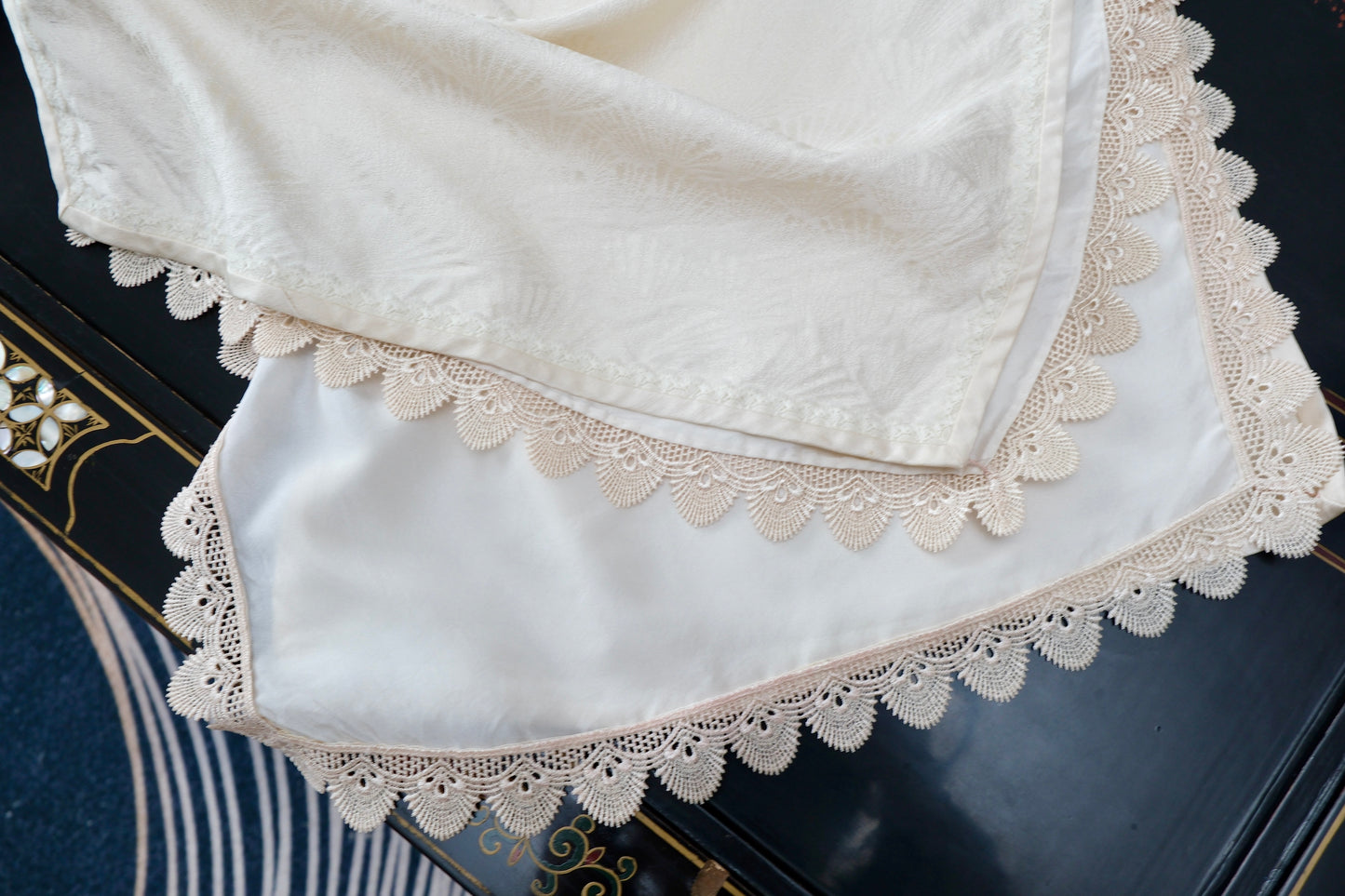 溯源·真丝旗袍样衣 | 一袭白衣，织就东方风骨 | Suyuan Archive: The Bone of Winter Jade—A Bespoke Pure Silk Jacquard Sample Qipao