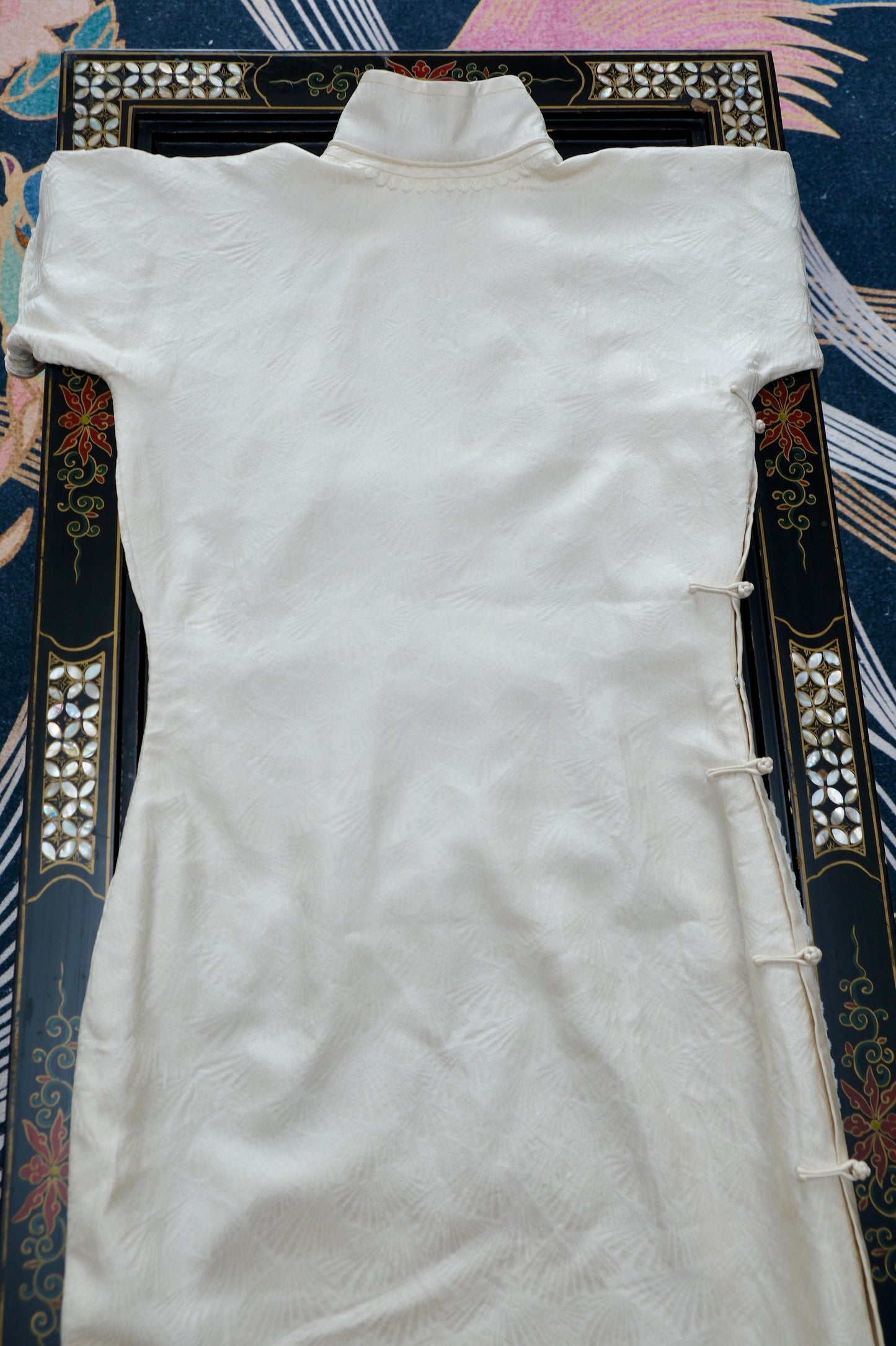 溯源·真丝旗袍样衣 | 一袭白衣，织就东方风骨 | Suyuan Archive: The Bone of Winter Jade—A Bespoke Pure Silk Jacquard Sample Qipao