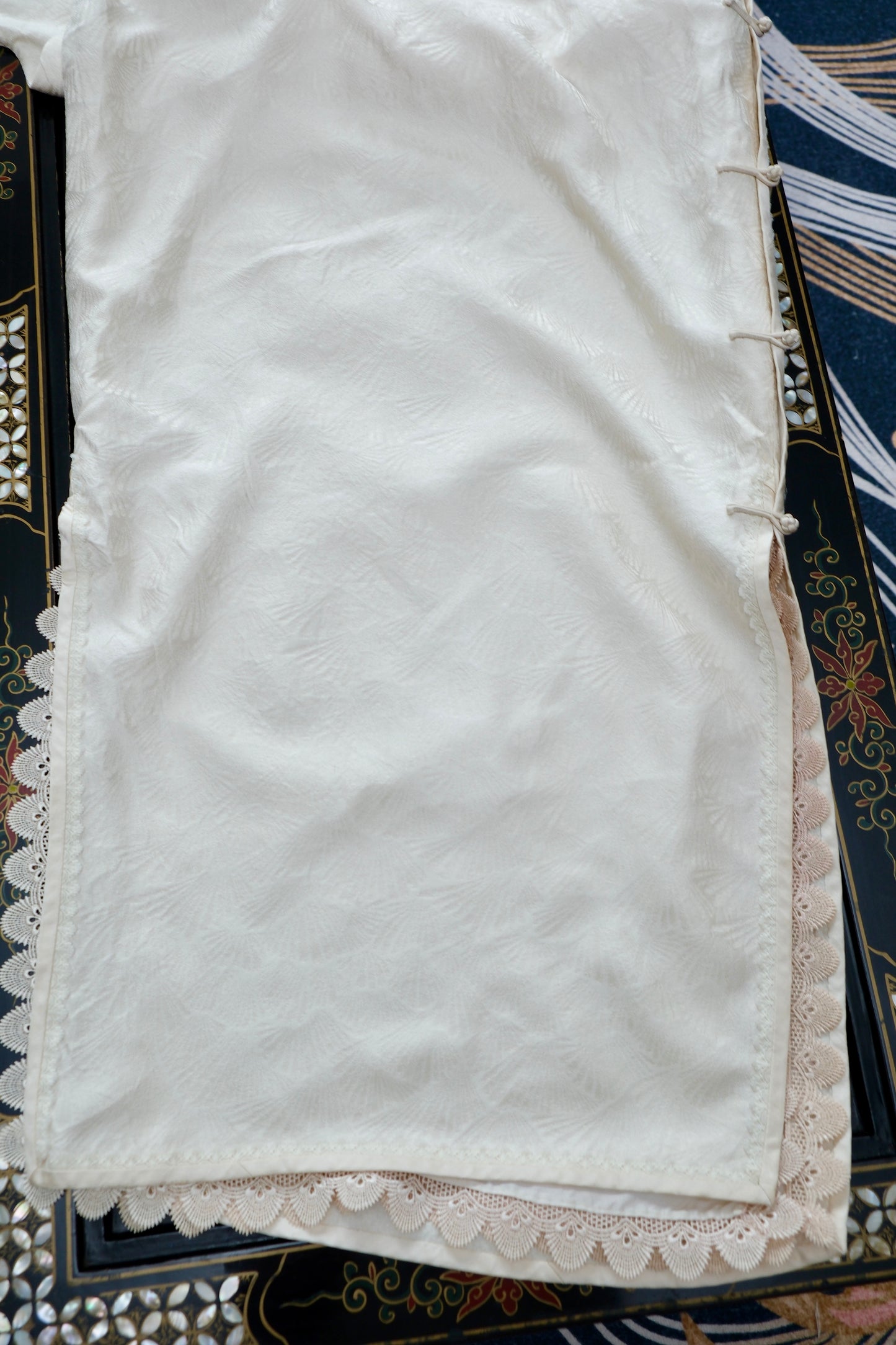 溯源·真丝旗袍样衣 | 一袭白衣，织就东方风骨 | Suyuan Archive: The Bone of Winter Jade—A Bespoke Pure Silk Jacquard Sample Qipao