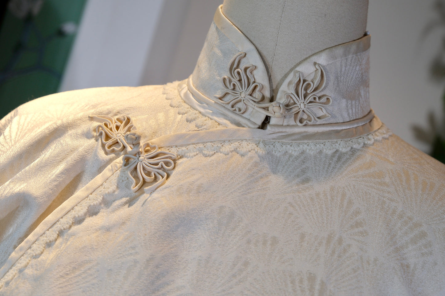 溯源·真丝旗袍样衣 | 一袭白衣，织就东方风骨 | Suyuan Archive: The Bone of Winter Jade—A Bespoke Pure Silk Jacquard Sample Qipao