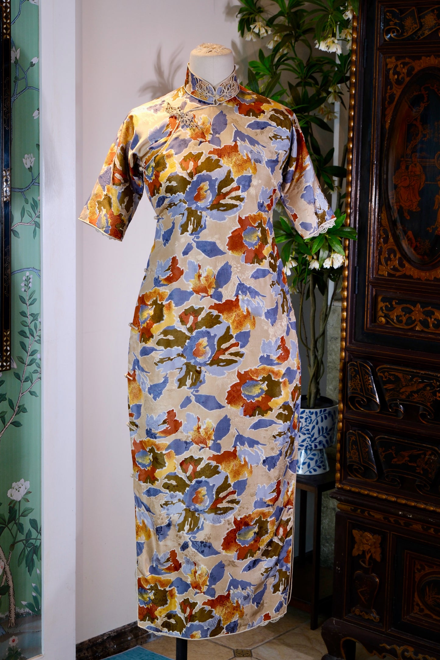 溯源·繁花 | 把莫奈的花园穿在身上，赴一场流动的盛宴 | Suyuan Archive: The Blooming Garden—An Impressionist Silk Jacquard Sample Qipao