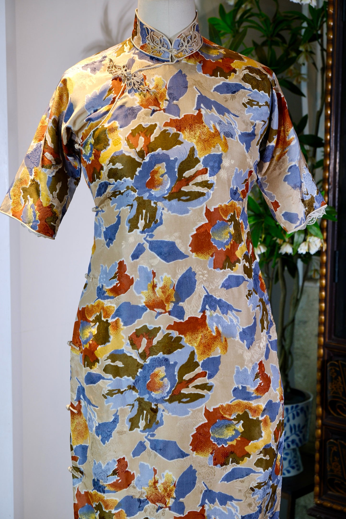 溯源·繁花 | 把莫奈的花园穿在身上，赴一场流动的盛宴 | Suyuan Archive: The Blooming Garden—An Impressionist Silk Jacquard Sample Qipao