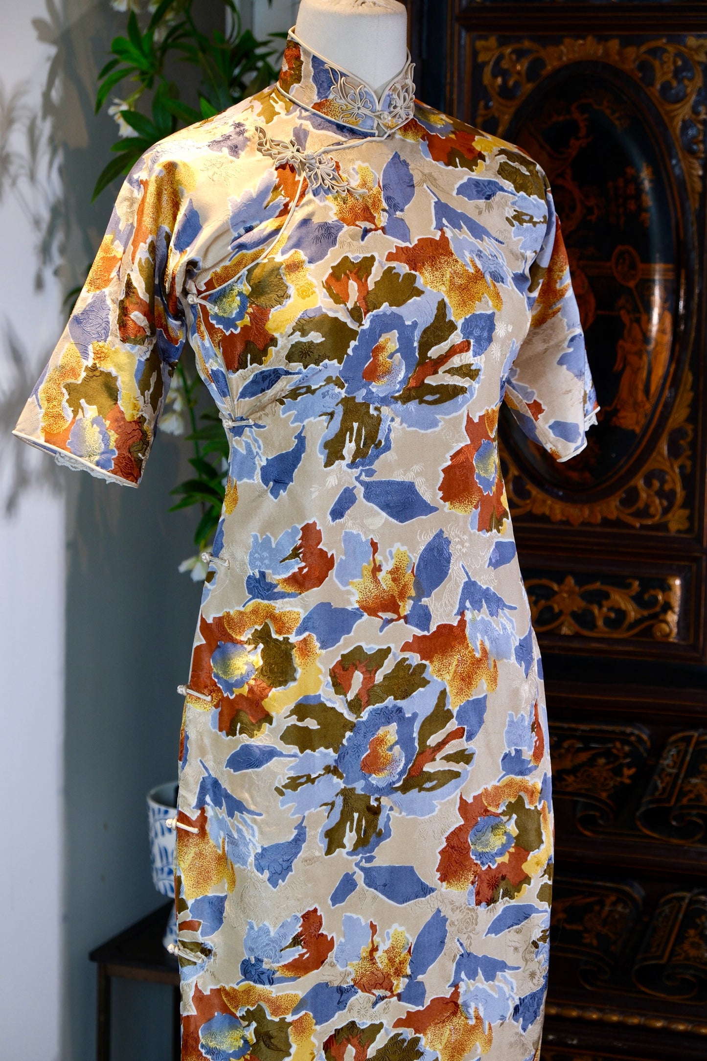 溯源·繁花 | 把莫奈的花园穿在身上，赴一场流动的盛宴 | Suyuan Archive: The Blooming Garden—An Impressionist Silk Jacquard Sample Qipao