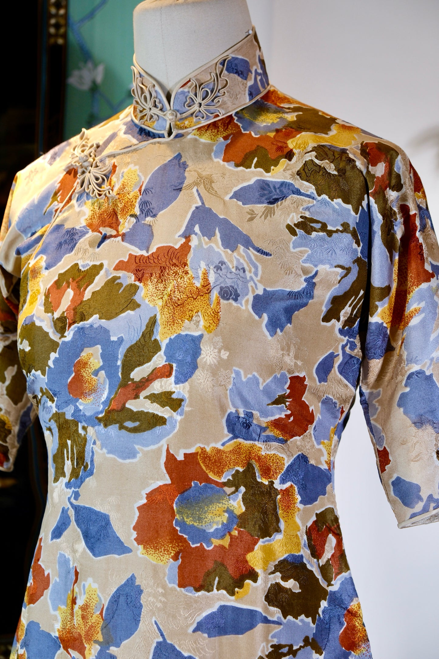 溯源·繁花 | 把莫奈的花园穿在身上，赴一场流动的盛宴 | Suyuan Archive: The Blooming Garden—An Impressionist Silk Jacquard Sample Qipao