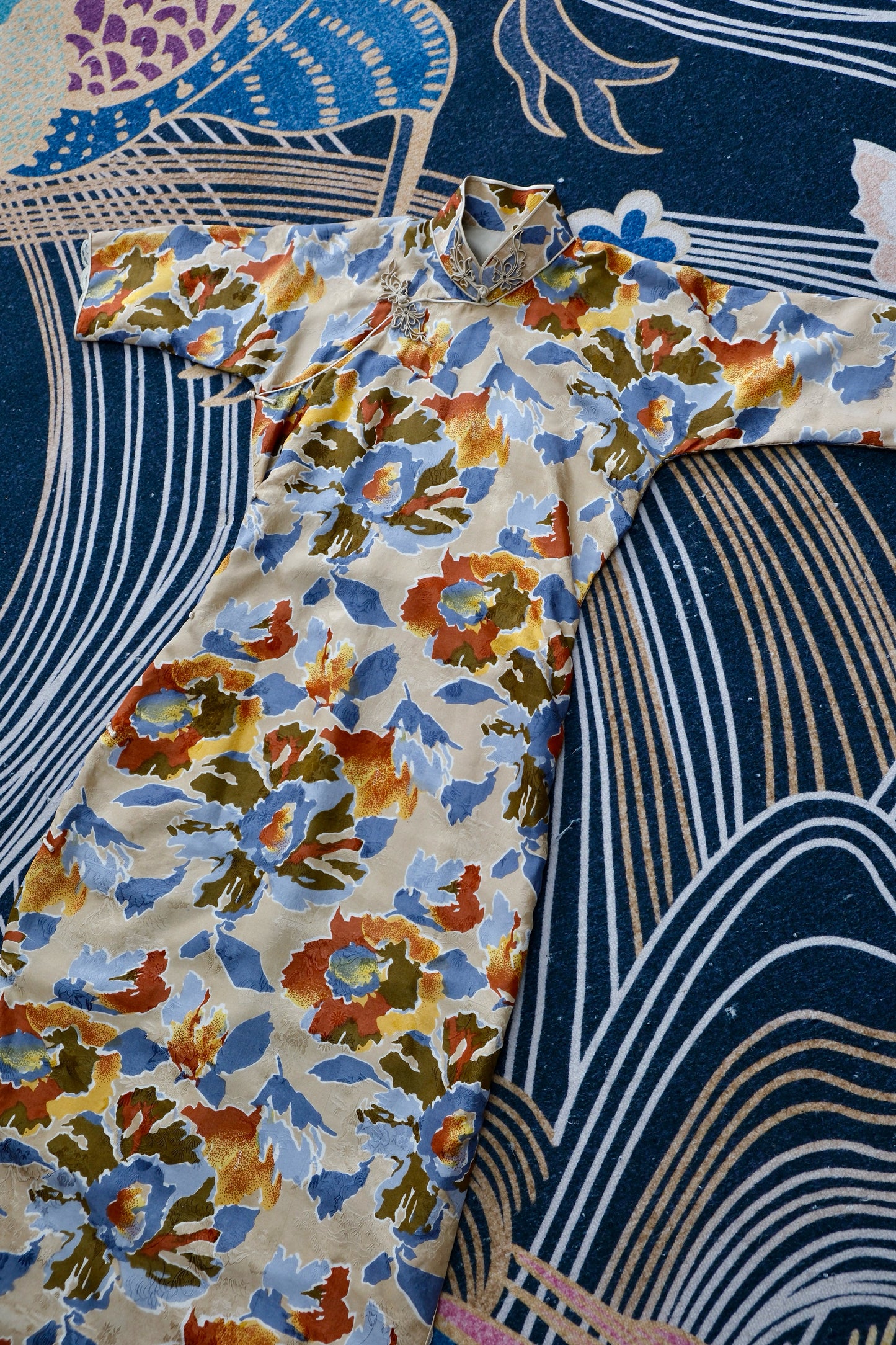 溯源·繁花 | 把莫奈的花园穿在身上，赴一场流动的盛宴 | Suyuan Archive: The Blooming Garden—An Impressionist Silk Jacquard Sample Qipao