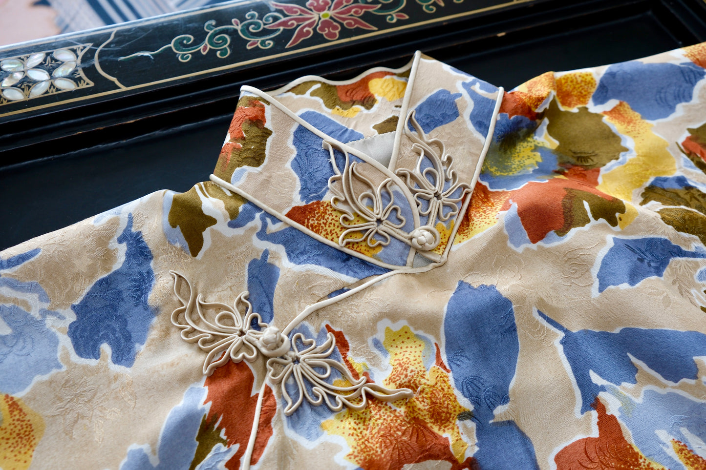 溯源·繁花 | 把莫奈的花园穿在身上，赴一场流动的盛宴 | Suyuan Archive: The Blooming Garden—An Impressionist Silk Jacquard Sample Qipao